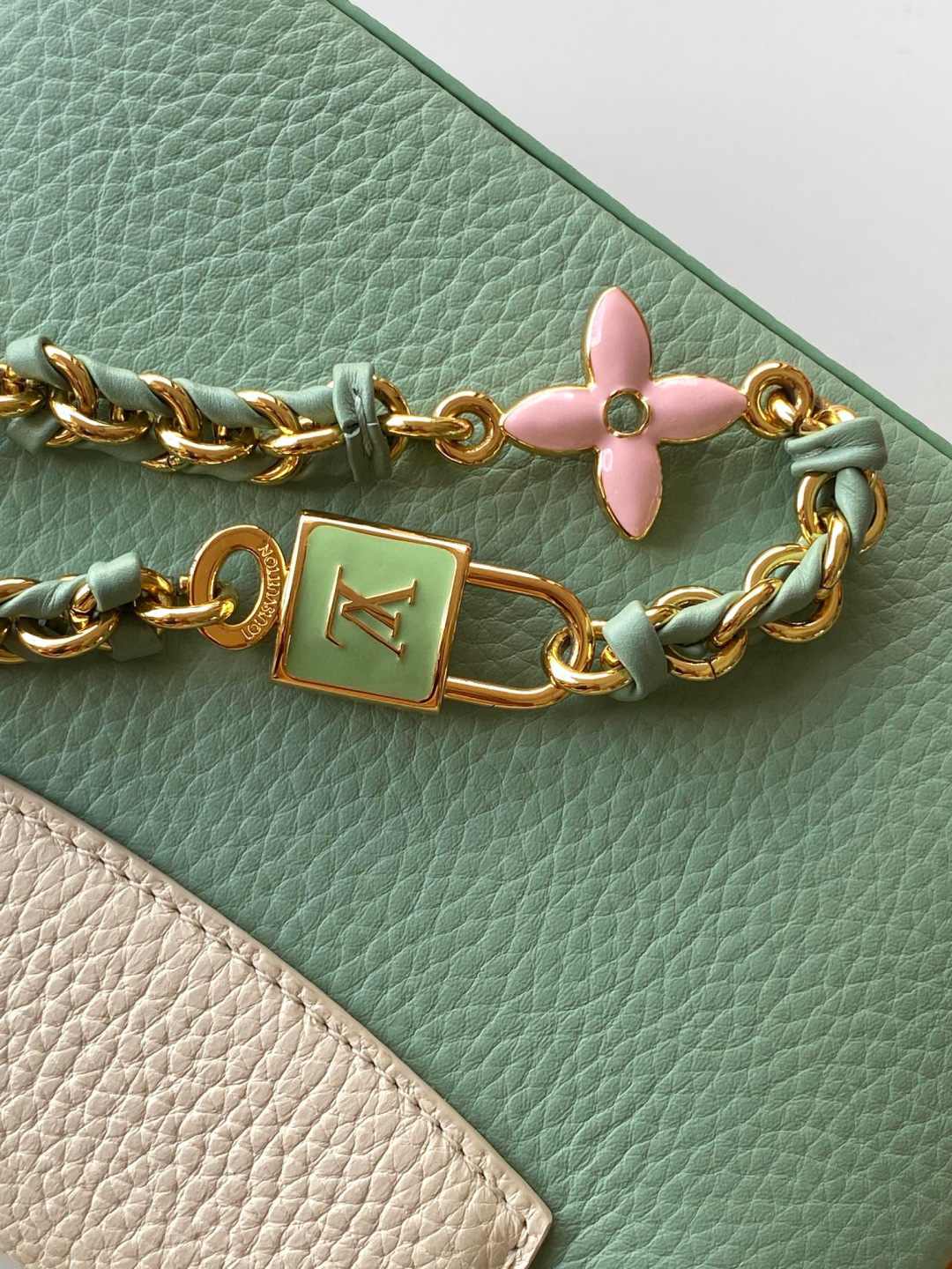 Louis Vuitton 全钢五金（163C芯片版）【进口牛皮 M23951绿配珍珠白金】Capucines mini 手袋