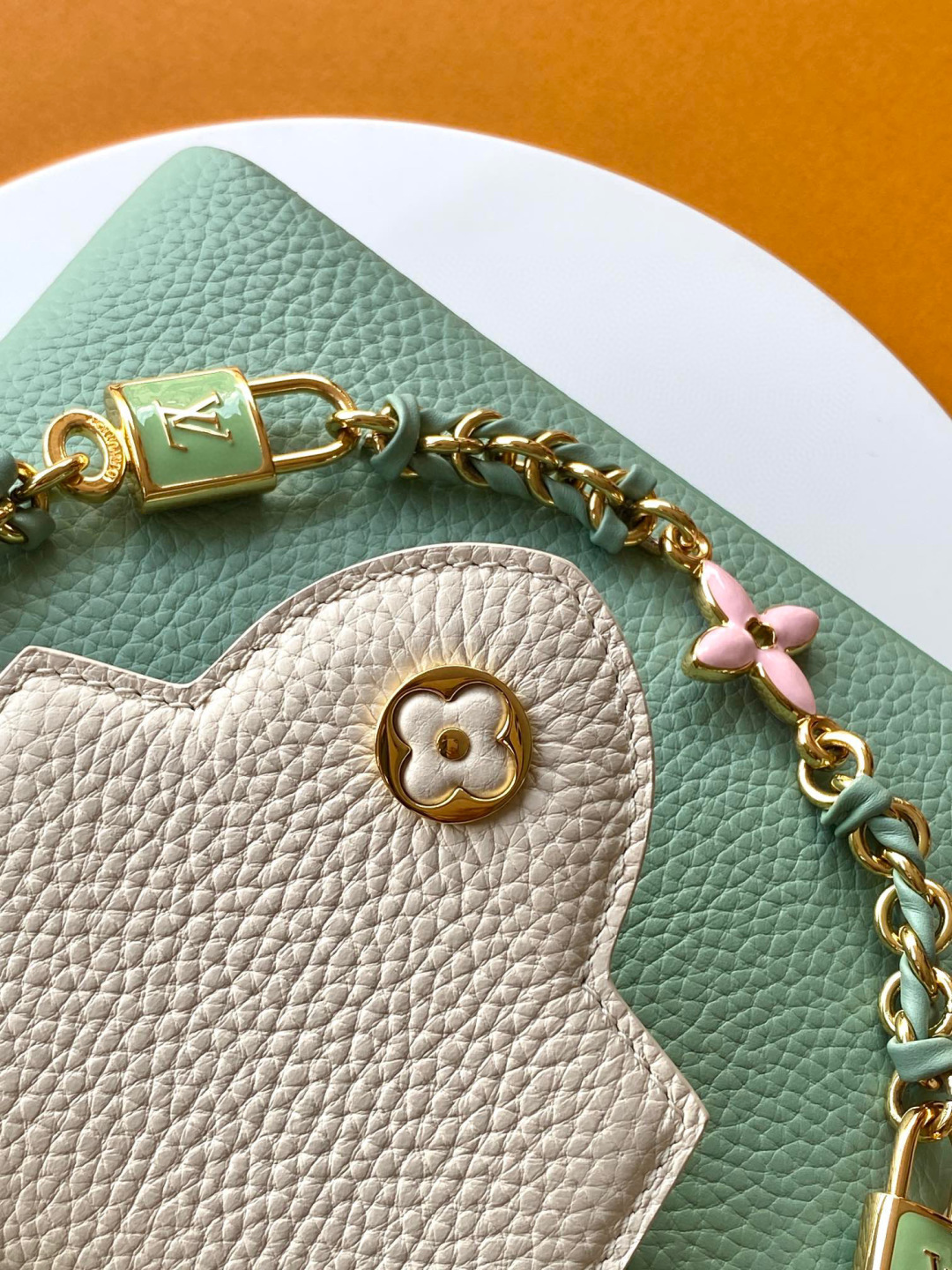 Louis Vuitton 全钢五金（163C芯片版）【进口牛皮 M23951绿配珍珠白金】Capucines mini 手袋