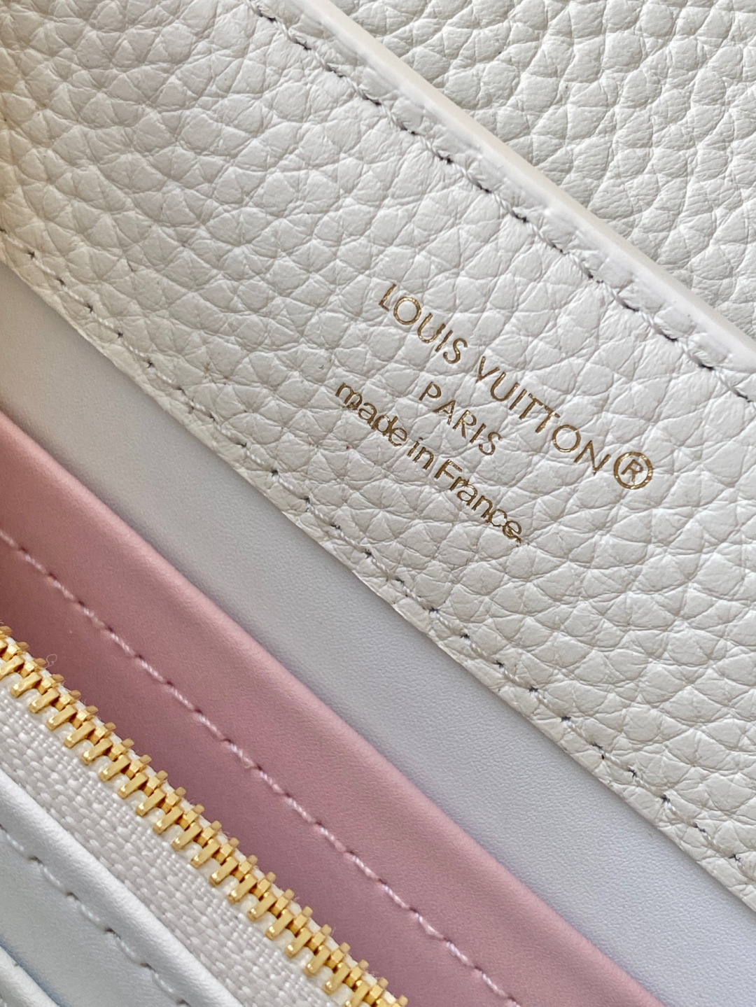Louis Vuitton 全钢 M11906 白色金 进口牛皮动态芯片 本款 Capucines BB 手袋出自 Trilogy 系列