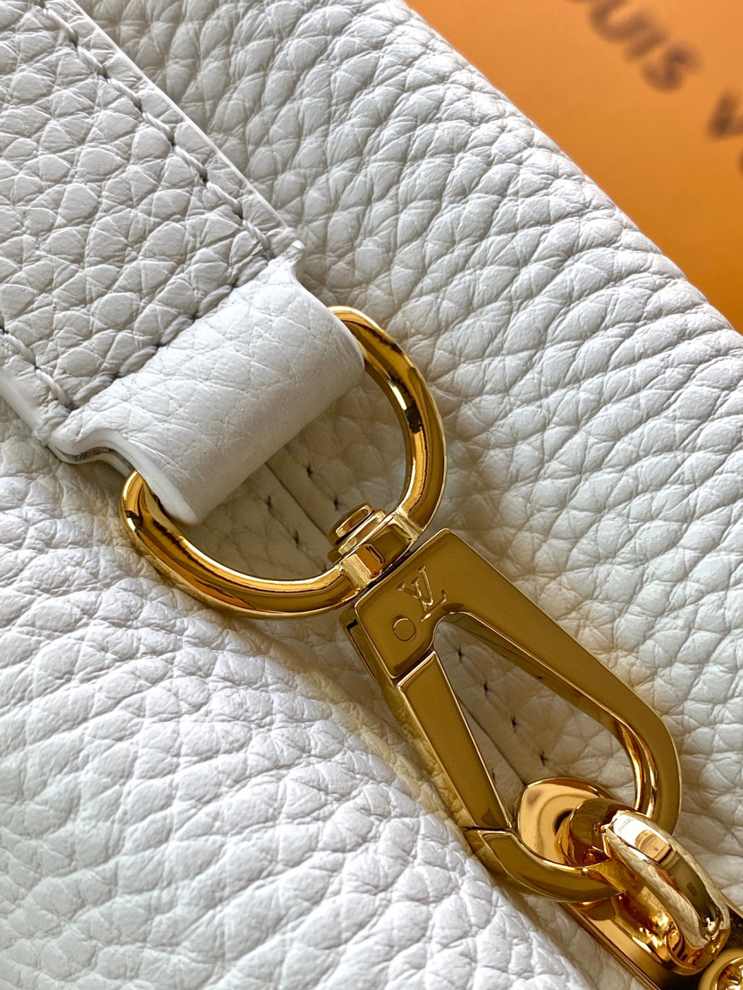 Louis Vuitton 全钢 M11906 白色金 进口牛皮动态芯片 本款 Capucines BB 手袋出自 Trilogy 系列