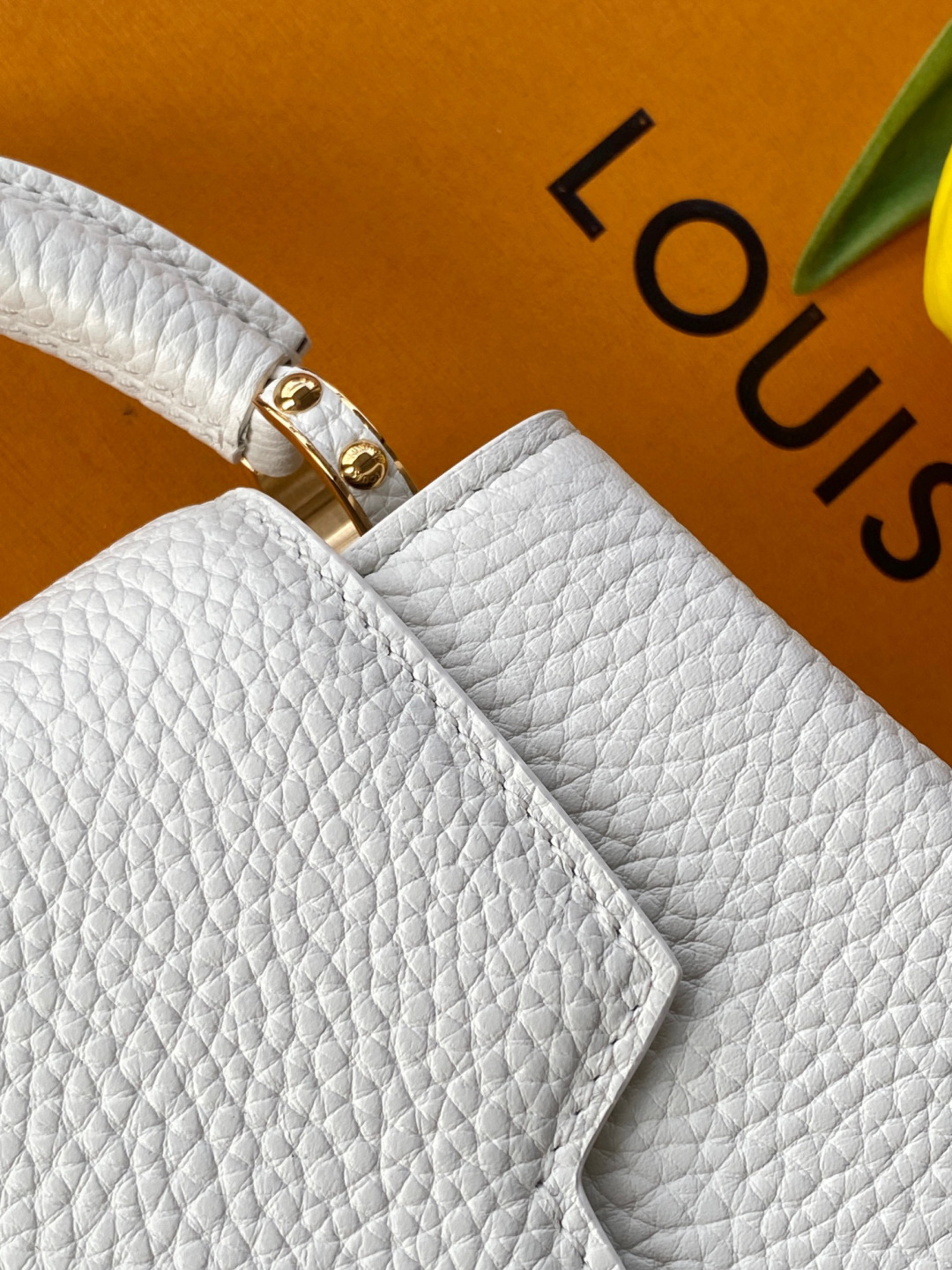 Louis Vuitton 全钢 M11906 白色金 进口牛皮动态芯片 本款 Capucines BB 手袋出自 Trilogy 系列