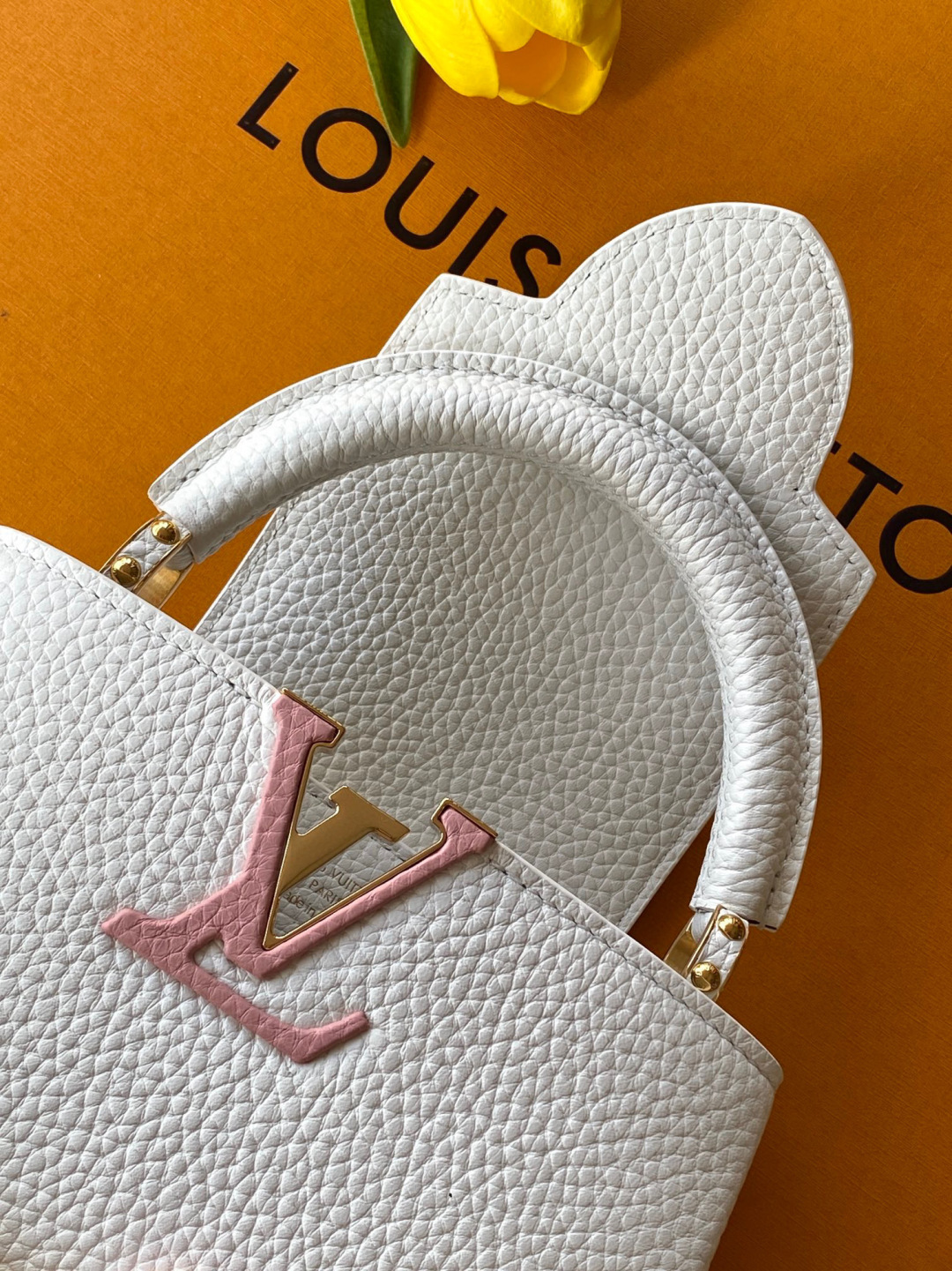 Louis Vuitton 全钢 M11906 白色金 进口牛皮动态芯片 本款 Capucines BB 手袋出自 Trilogy 系列