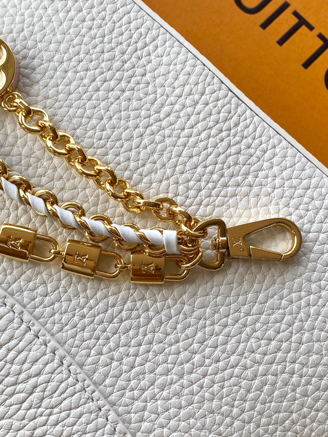 Louis Vuitton 全钢 M11906 白色金 进口牛皮动态芯片 本款 Capucines BB 手袋出自 Trilogy 系列