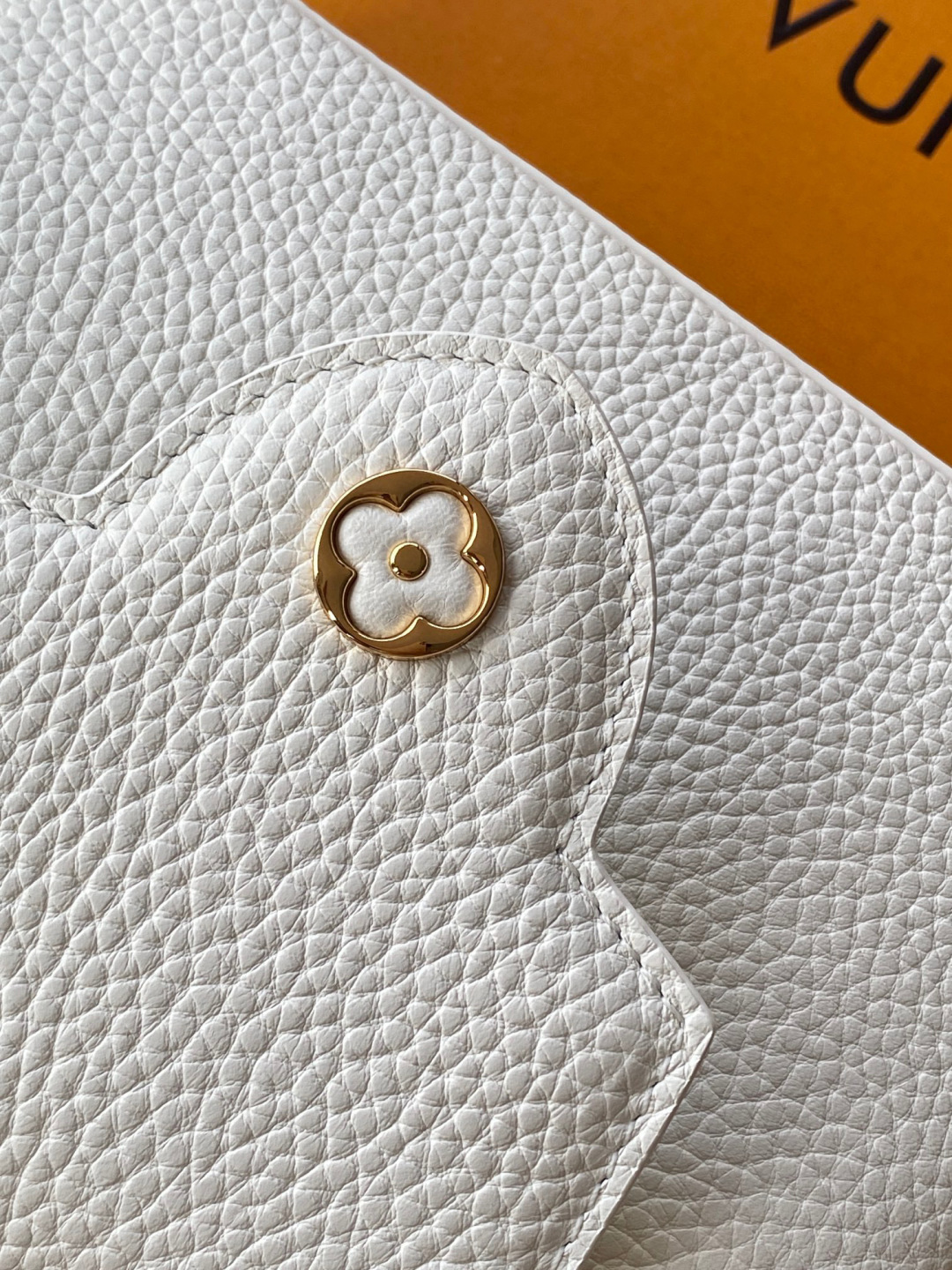 Louis Vuitton 全钢 M11906 白色金 进口牛皮动态芯片 本款 Capucines BB 手袋出自 Trilogy 系列
