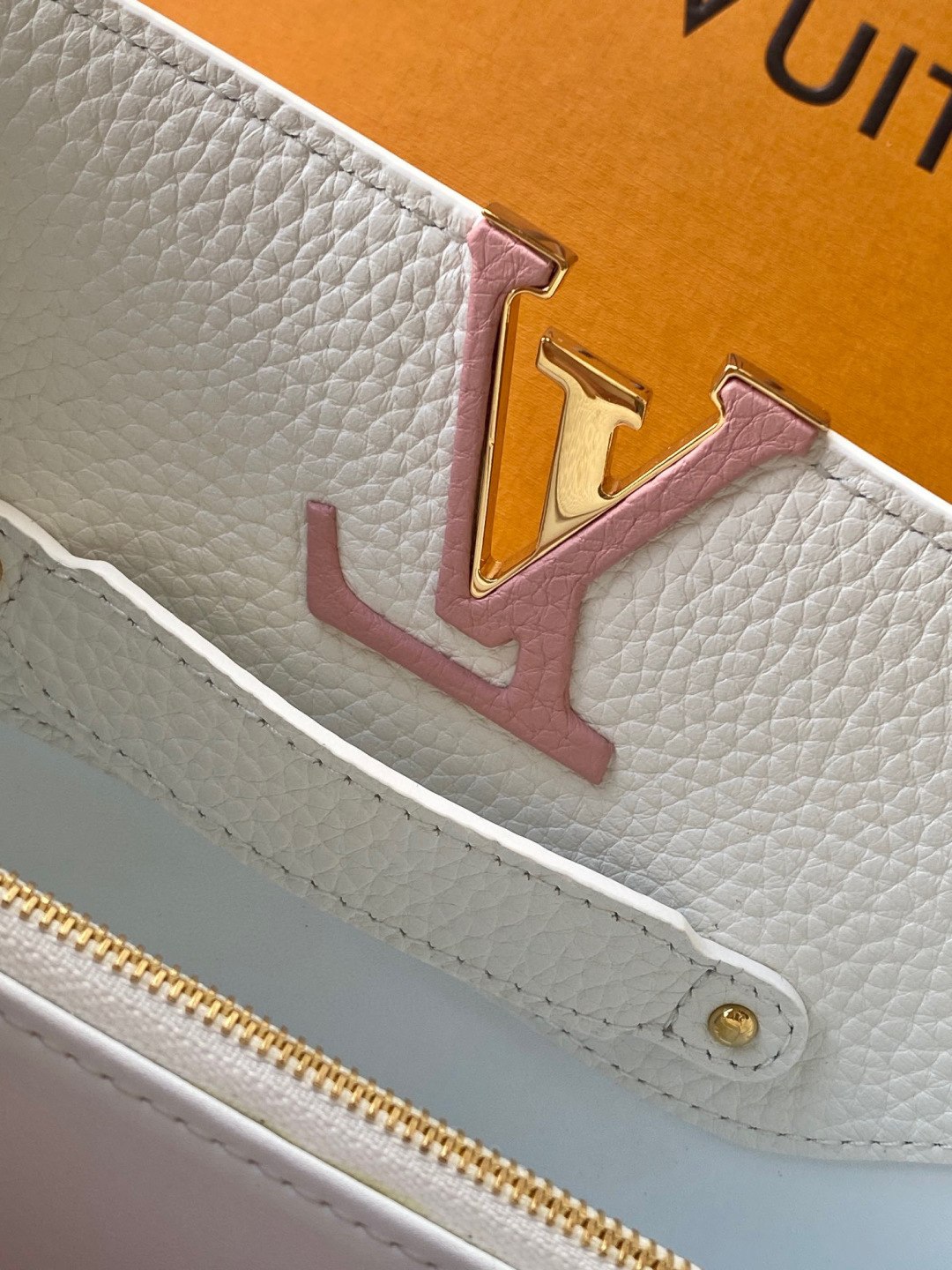 Louis Vuitton 全钢 M12345 白色金 进口牛皮动态芯片 本款 Capucines BB 手袋出自 Trilogy 系列