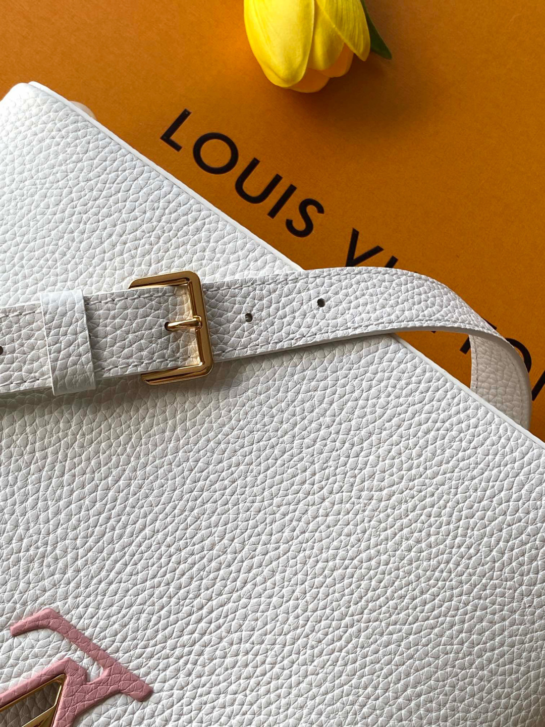 Louis Vuitton 全钢 M12345 白色金 进口牛皮动态芯片 本款 Capucines BB 手袋出自 Trilogy 系列