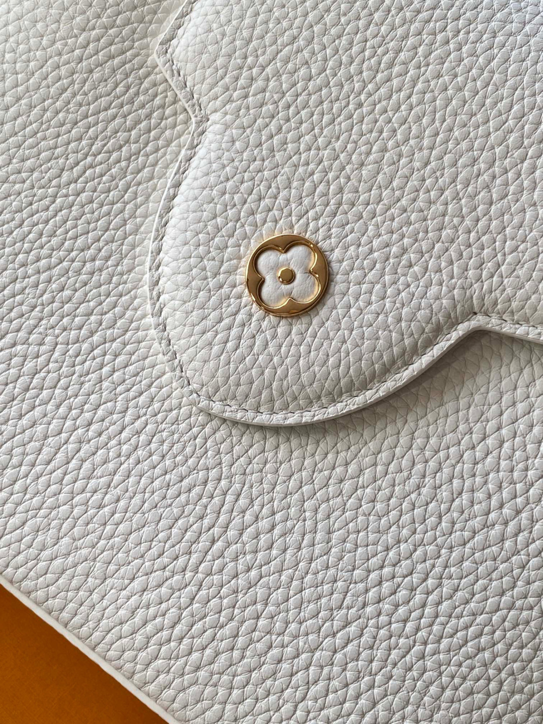 Louis Vuitton 全钢 M12345 白色金 进口牛皮动态芯片 本款 Capucines BB 手袋出自 Trilogy 系列
