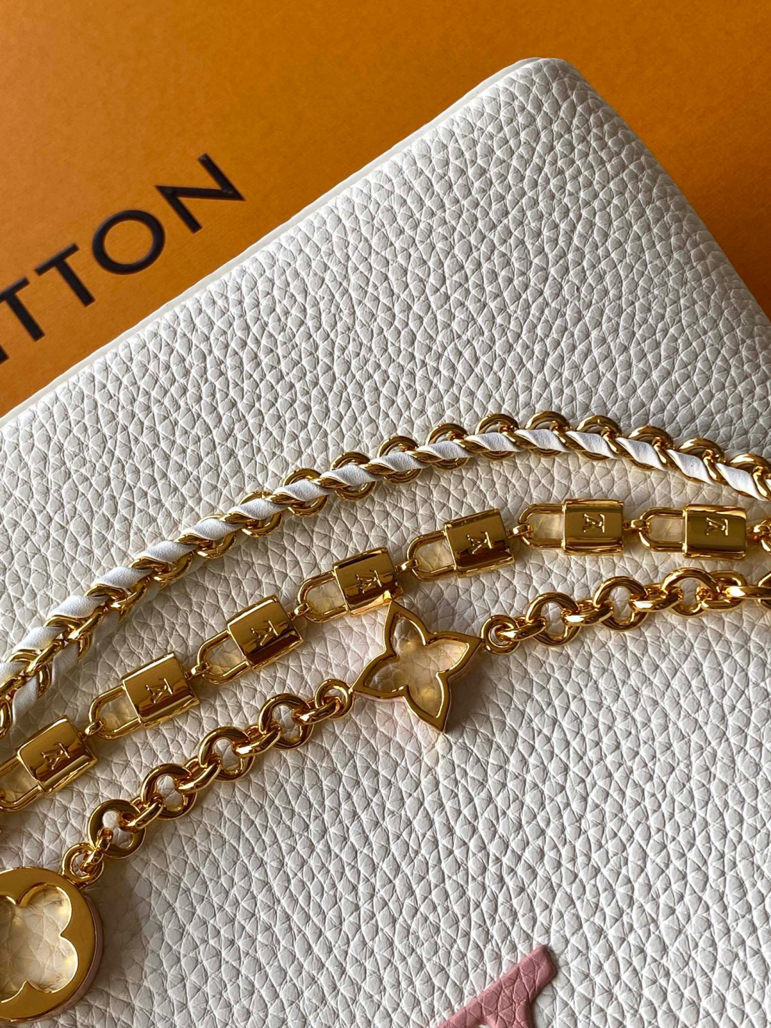 Louis Vuitton 全钢 M12345 白色金 进口牛皮动态芯片 本款 Capucines BB 手袋出自 Trilogy 系列