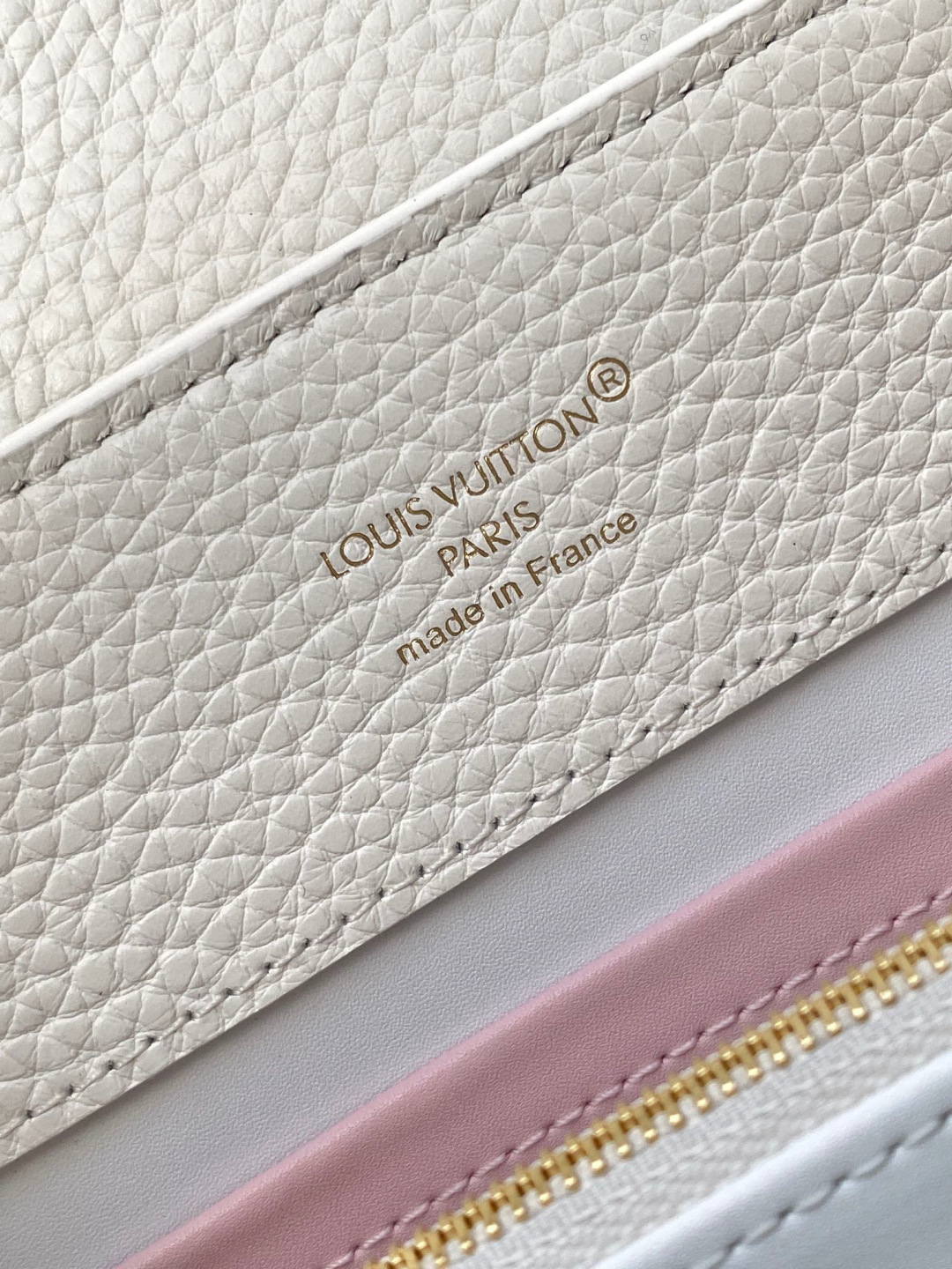 Louis Vuitton 全钢 M12345 白色金 进口牛皮动态芯片 本款 Capucines BB 手袋出自 Trilogy 系列