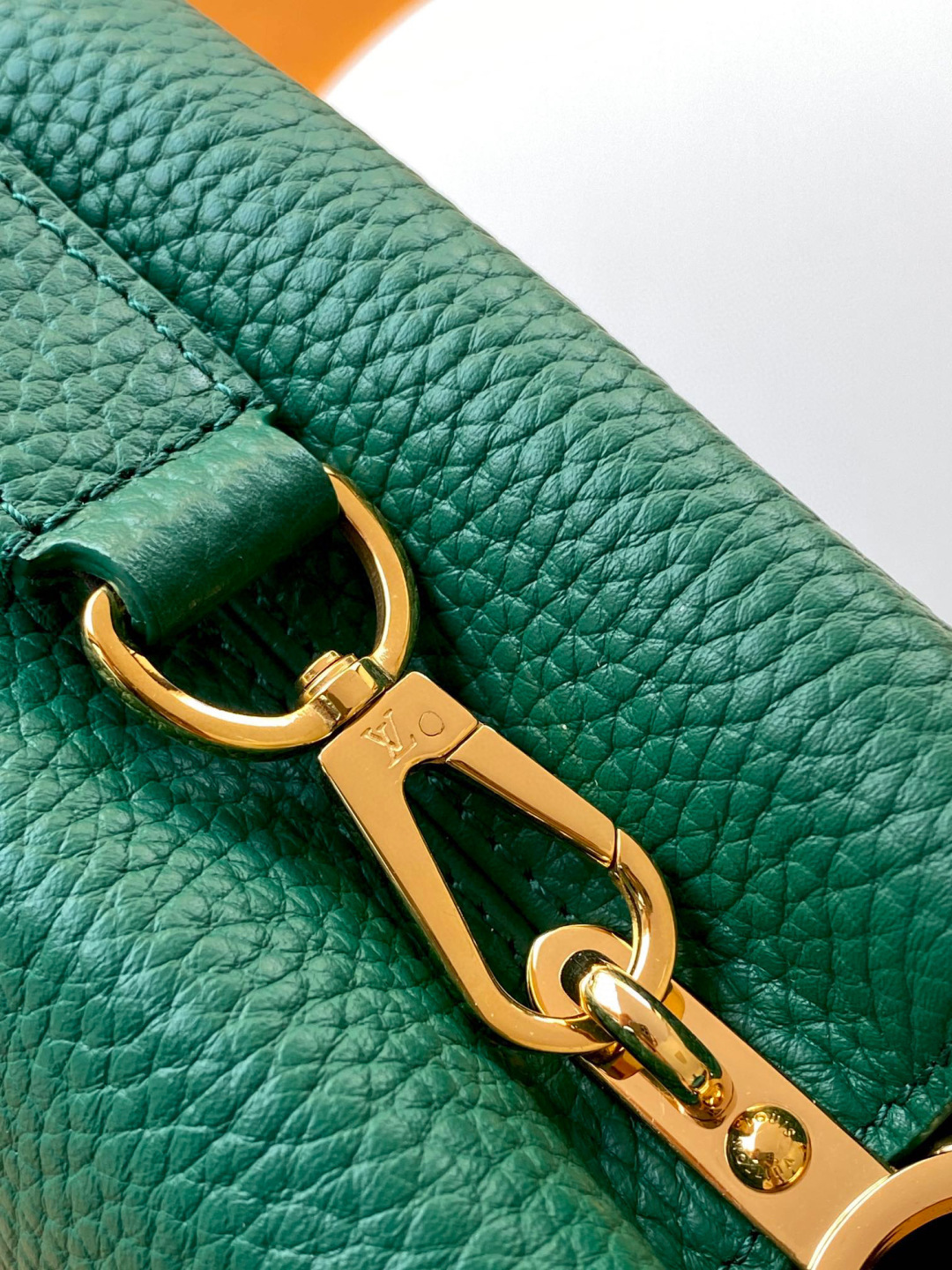 Louis Vuitton 全钢 M11906 绿色金 进口牛皮动态芯片 本款 Capucines BB 手袋出自 Trilogy 系列