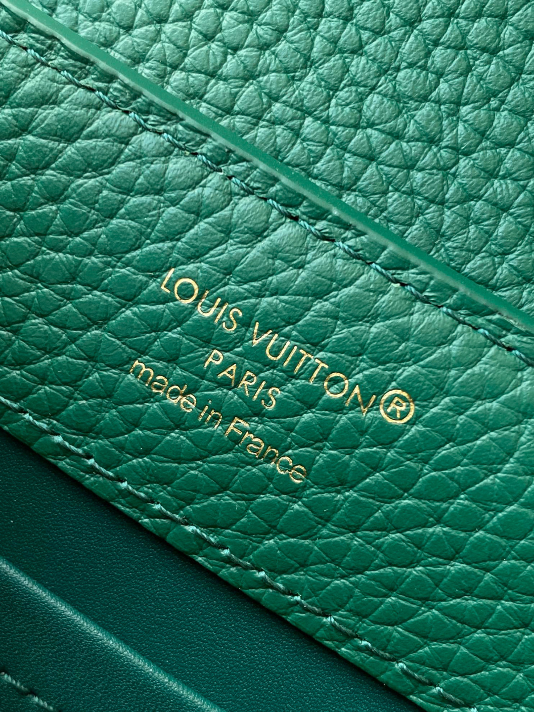 Louis Vuitton 全钢 M11906 绿色金 进口牛皮动态芯片 本款 Capucines BB 手袋出自 Trilogy 系列