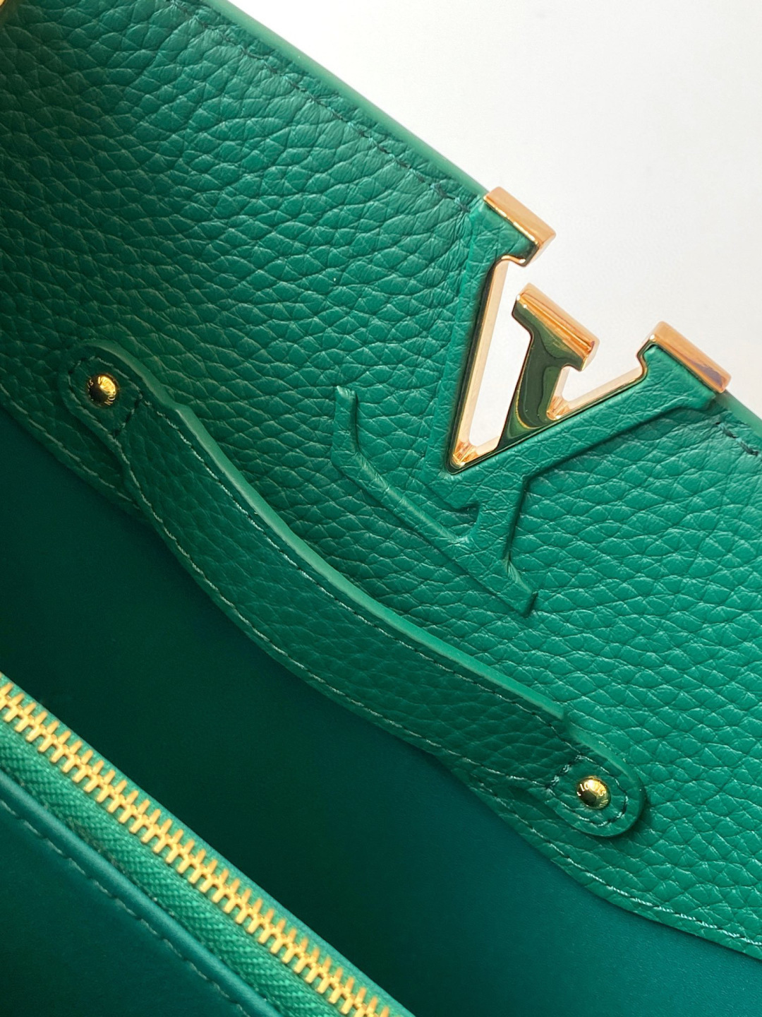 Louis Vuitton 全钢 M12345 绿色金 进口牛皮动态芯片 本款 Capucines BB 手袋出自 Trilogy 系列