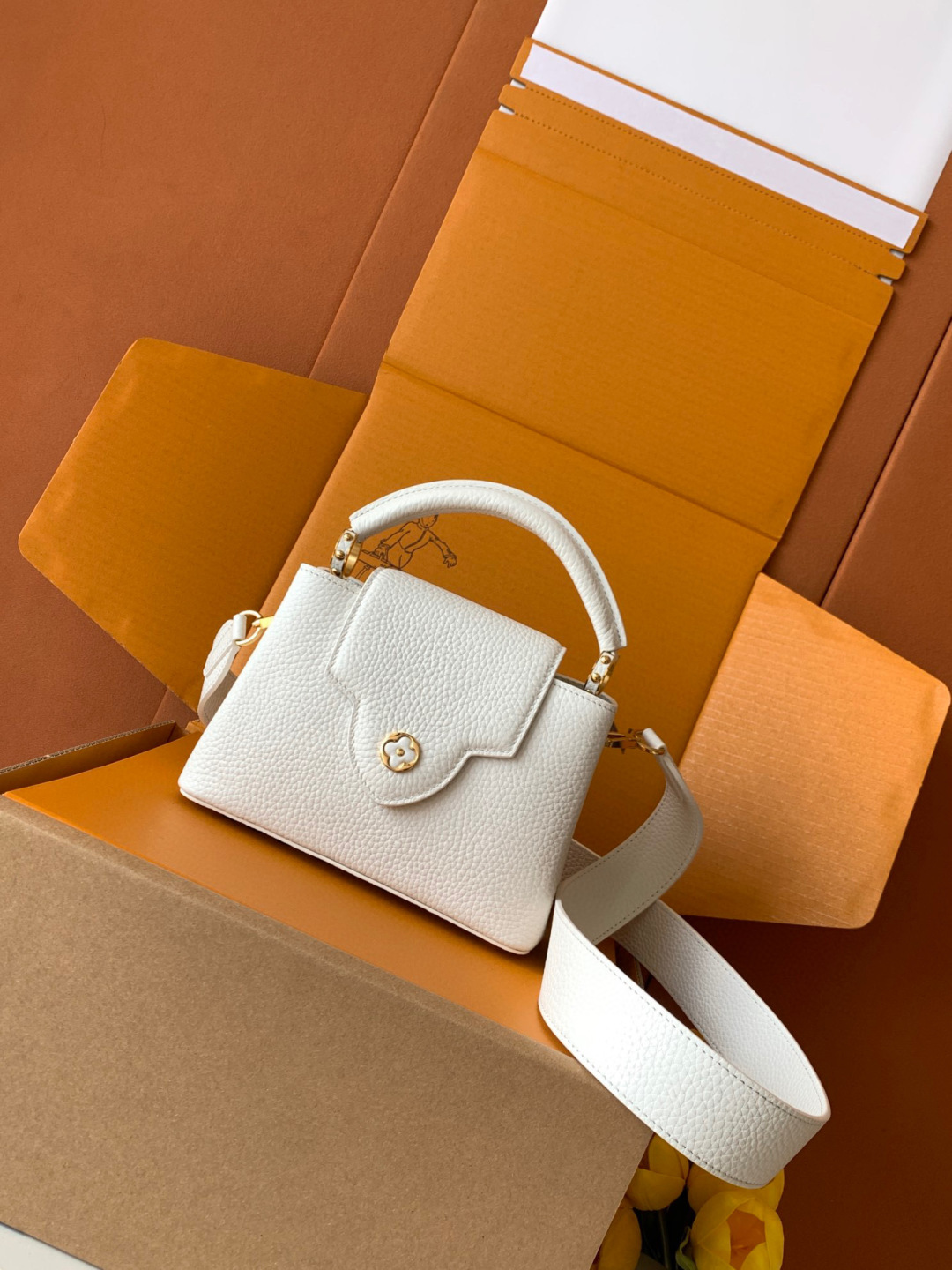 Louis Vuitton 本款 Capucines BB 手袋以全粒面进口牛皮革塑造 Capucines 系列的小巧尺寸