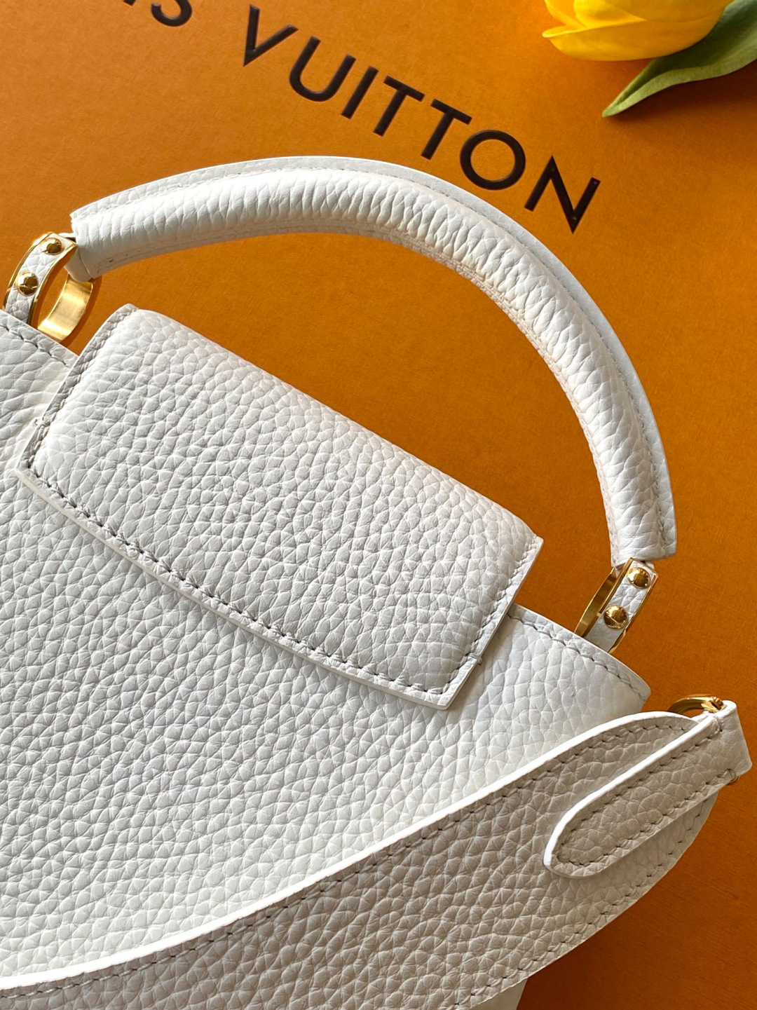 Louis Vuitton 本款 Capucines BB 手袋以全粒面进口牛皮革塑造 Capucines 系列的小巧尺寸