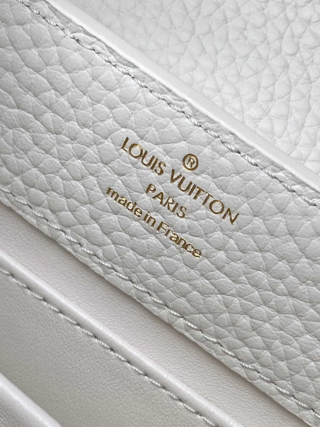 Louis Vuitton 本款 Capucines BB 手袋以全粒面进口牛皮革塑造 Capucines 系列的小巧尺寸