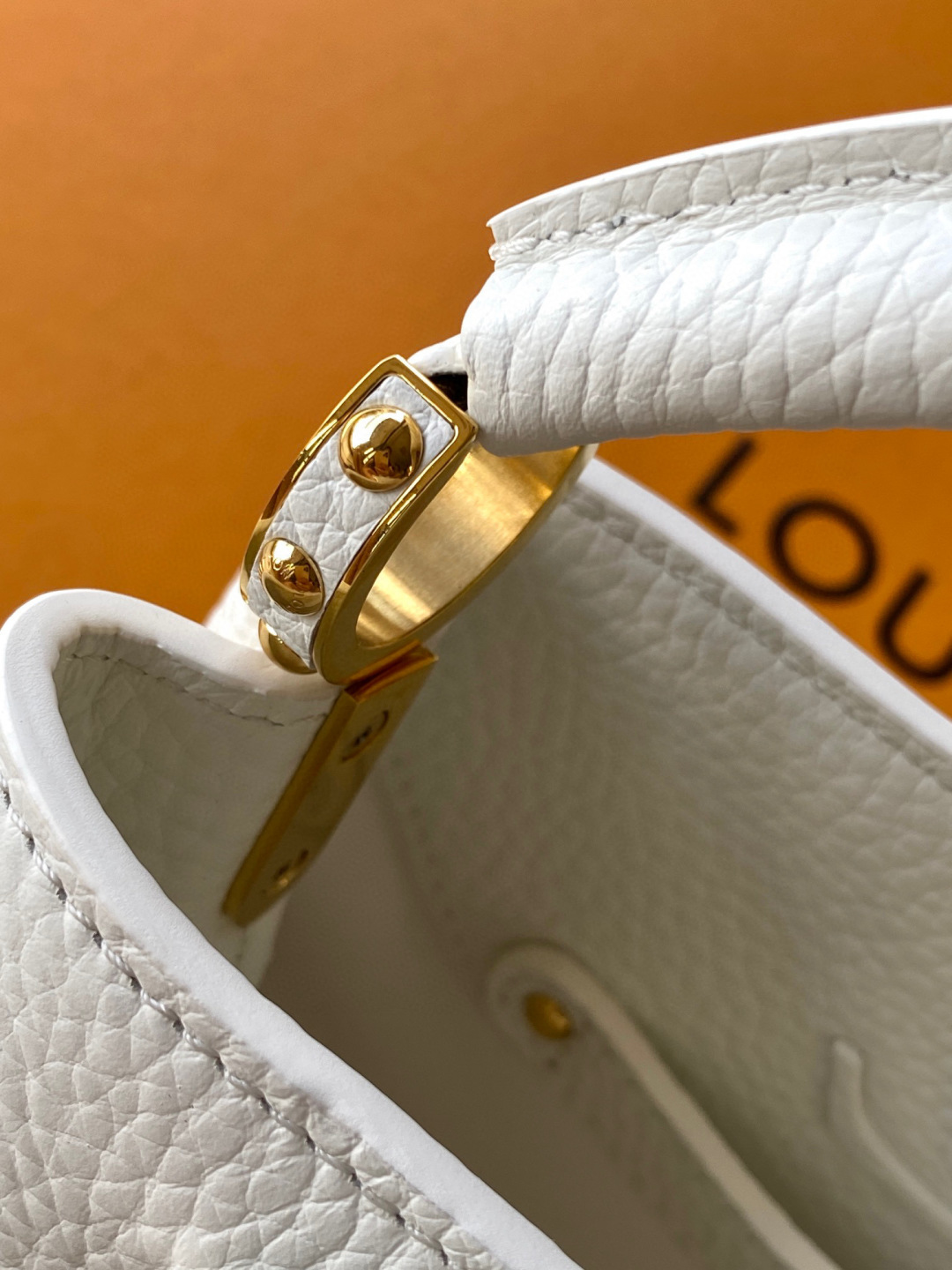 Louis Vuitton 本款 Capucines BB 手袋以全粒面进口牛皮革塑造 Capucines 系列的小巧尺寸