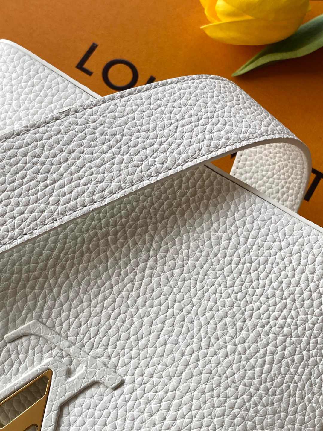 Louis Vuitton 本款 Capucines BB 手袋以全粒面进口牛皮革塑造 Capucines 系列的小巧尺寸