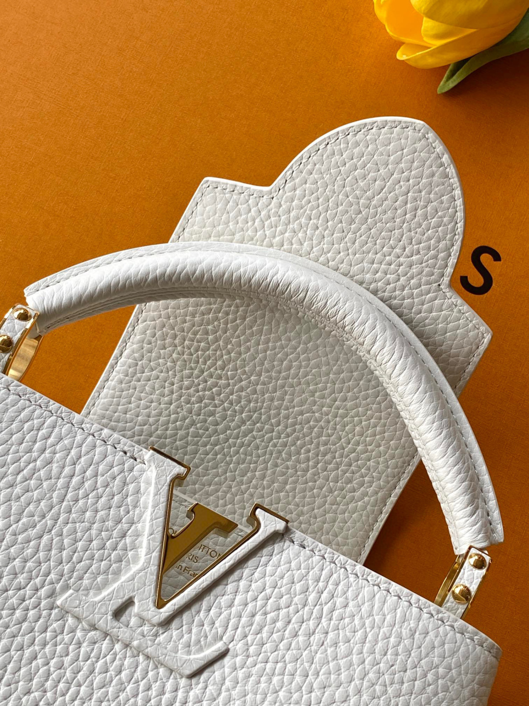 Louis Vuitton 本款 Capucines BB 手袋以全粒面进口牛皮革塑造 Capucines 系列的小巧尺寸
