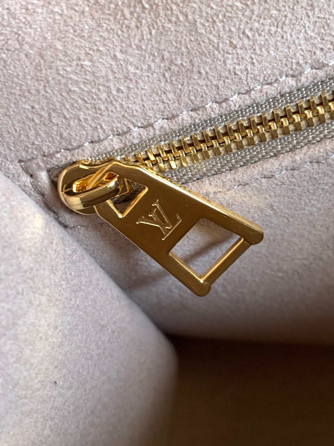 Louis Vuitton OnTheGo 小号手袋