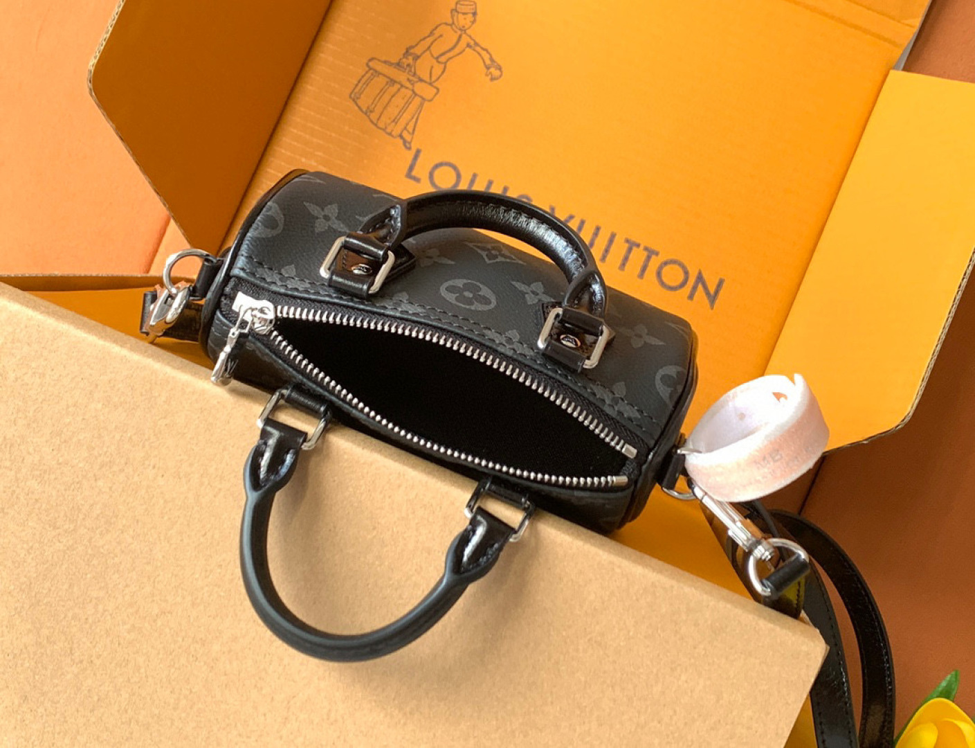 Louis Vuitton 全钢五金 进口皮料 M26573黑花 本款Nano Speedy 手袋采用帆布塑造玲珑构型，以Monogram