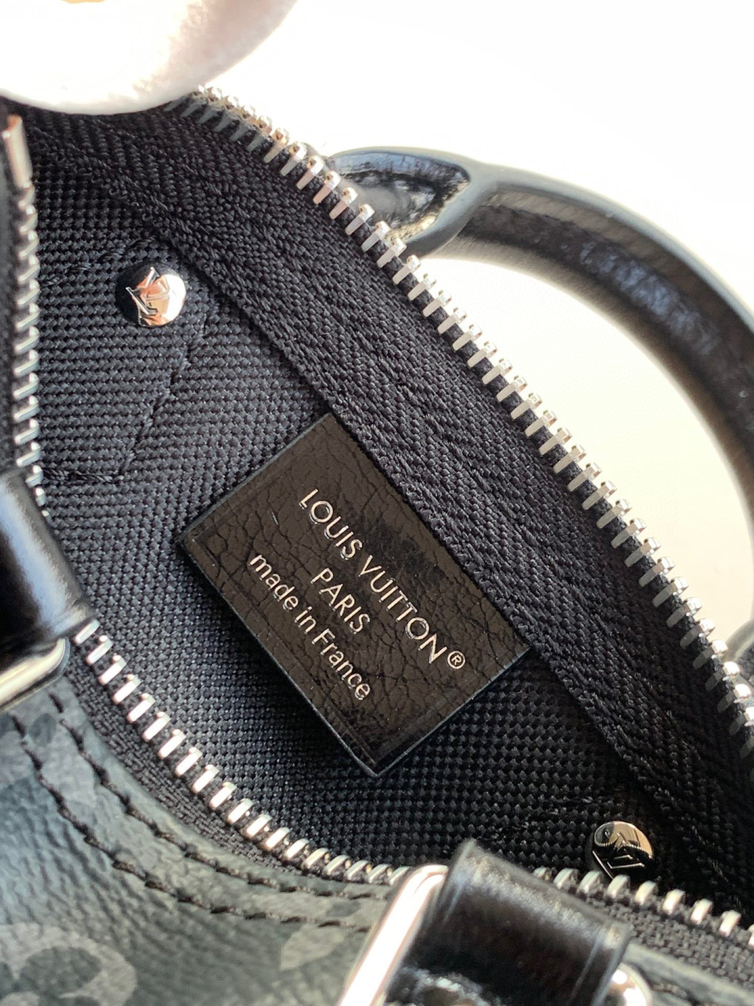 Louis Vuitton 全钢五金 进口皮料 M26573黑花 本款Nano Speedy 手袋采用帆布塑造玲珑构型，以Monogram