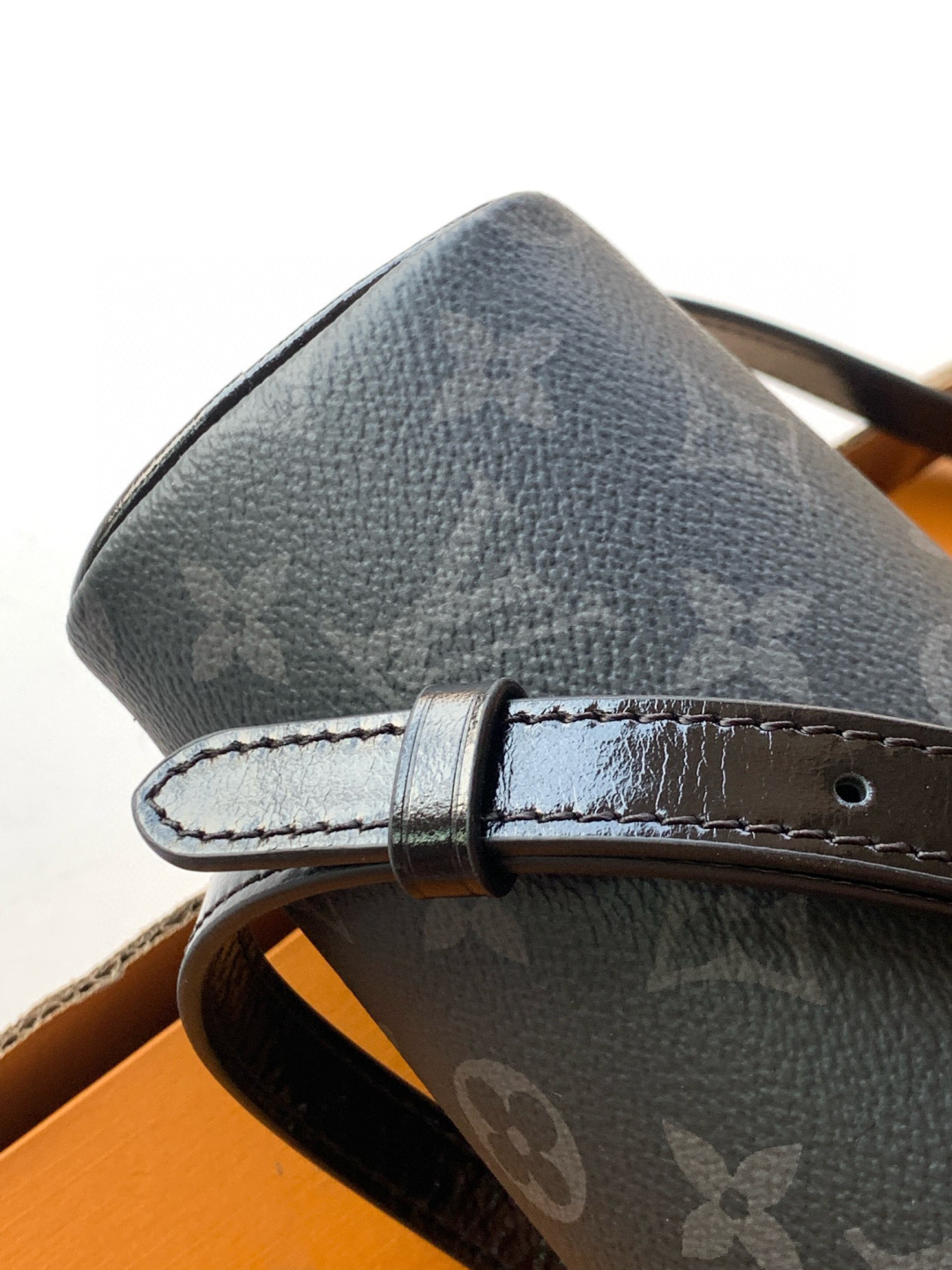 Louis Vuitton 全钢五金 进口皮料 M26573黑花 本款Nano Speedy 手袋采用帆布塑造玲珑构型，以Monogram