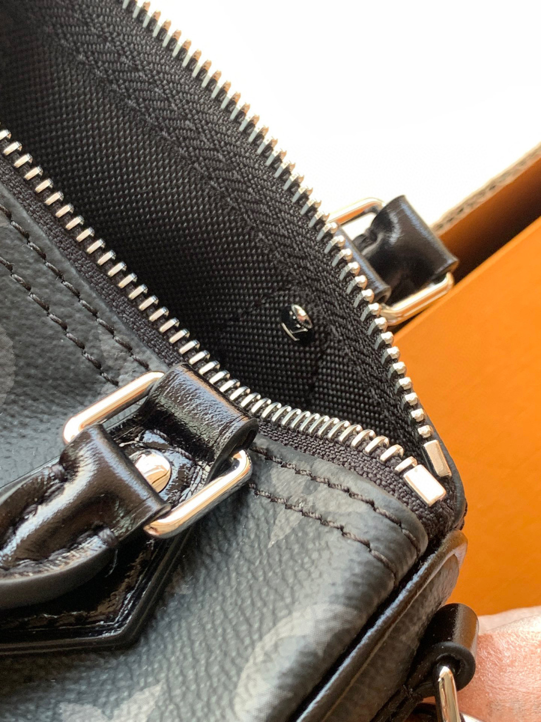 Louis Vuitton 全钢五金 进口皮料 M26573黑花 本款Nano Speedy 手袋采用帆布塑造玲珑构型，以Monogram