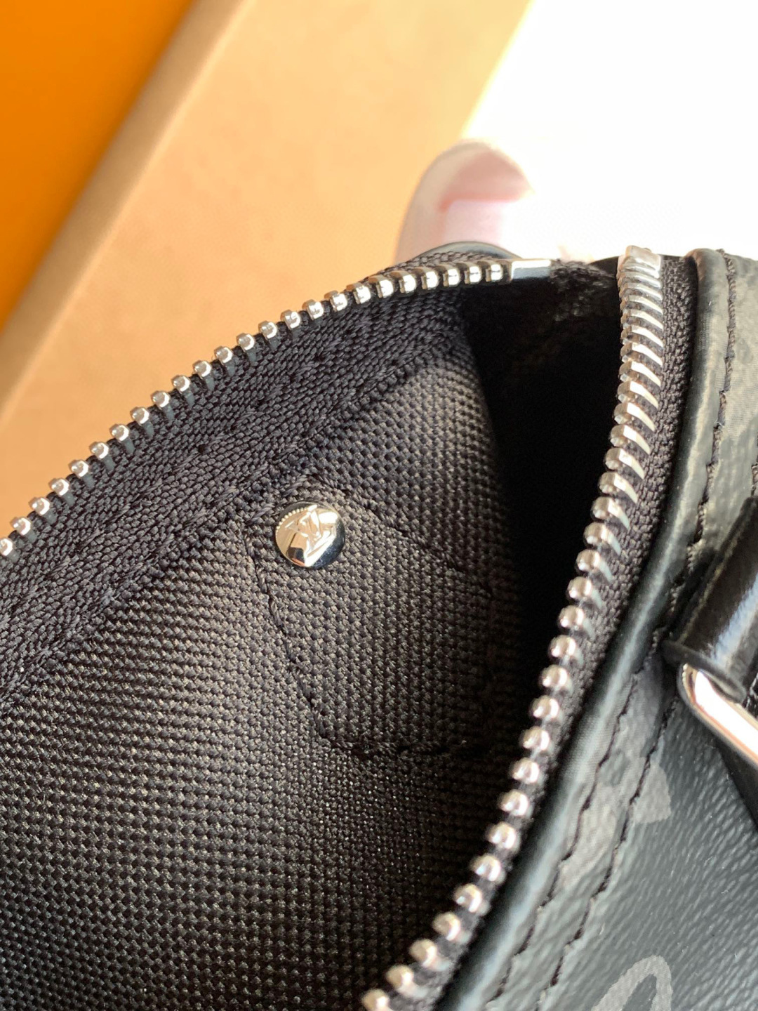 Louis Vuitton 全钢五金 进口皮料 M26573黑花 本款Nano Speedy 手袋采用帆布塑造玲珑构型，以Monogram