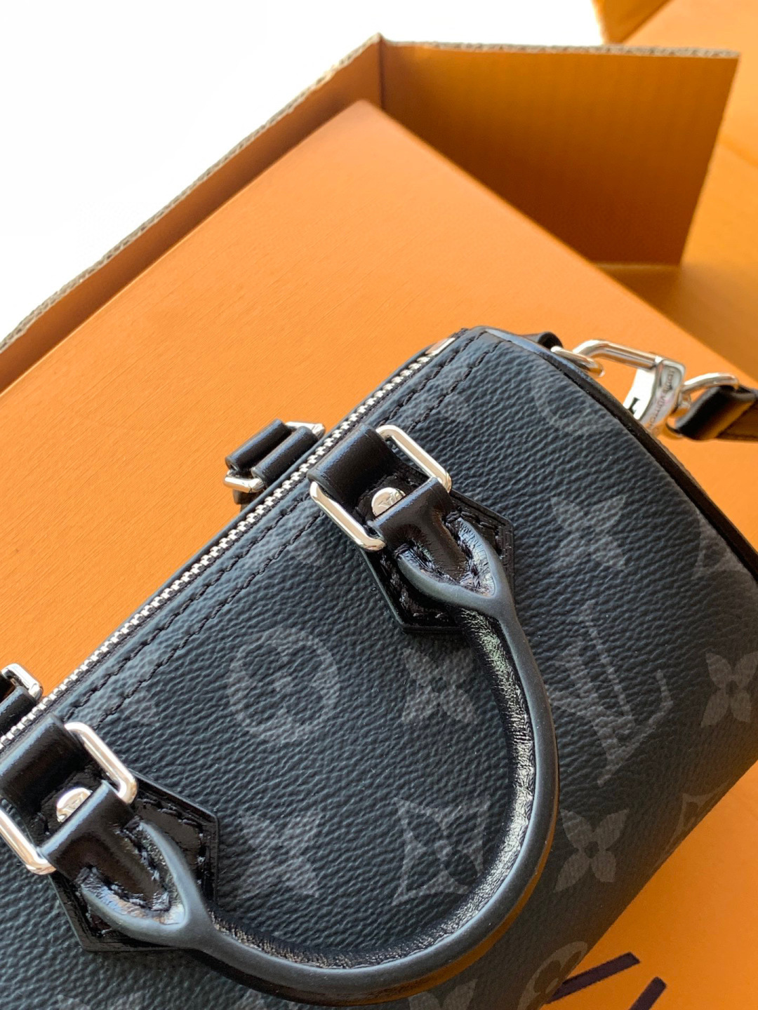 Louis Vuitton 全钢五金 进口皮料 M26573黑花 本款Nano Speedy 手袋采用帆布塑造玲珑构型，以Monogram