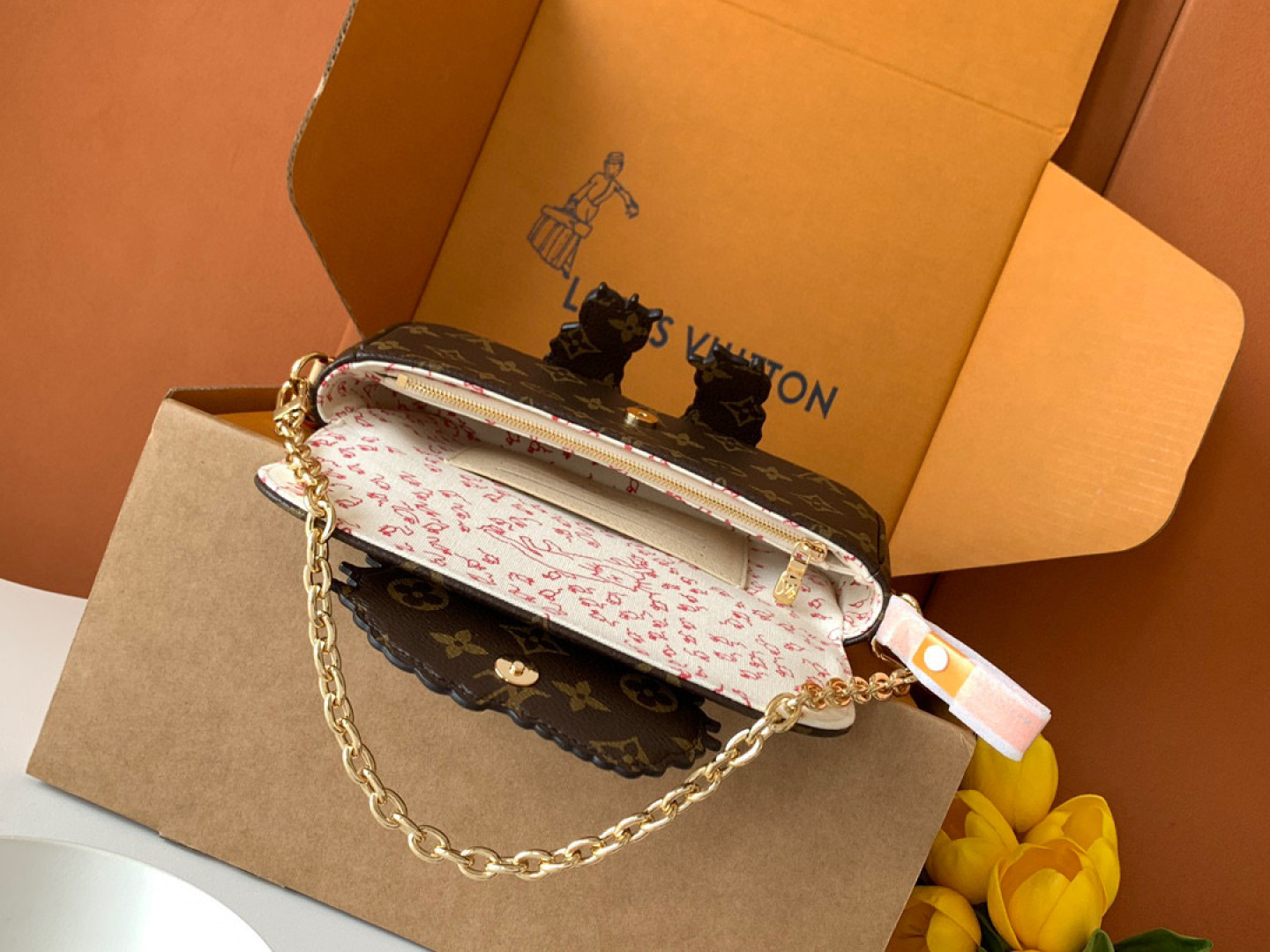 Louis Vuitton M15148 ZP开发 全钢五金 采用进口树膏皮LV Travels With Grace Coddington 系列推出此款Wallet On Chain Ivy 手袋