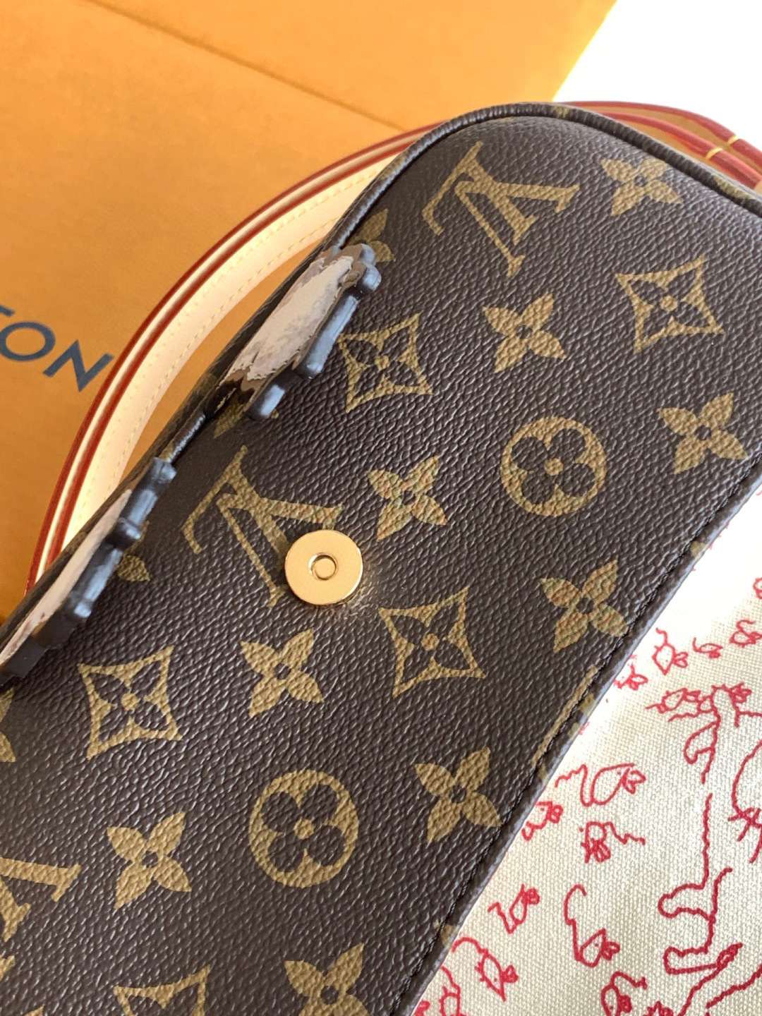 Louis Vuitton M15148 ZP开发 全钢五金 采用进口树膏皮LV Travels With Grace Coddington 系列推出此款Wallet On Chain Ivy 手袋