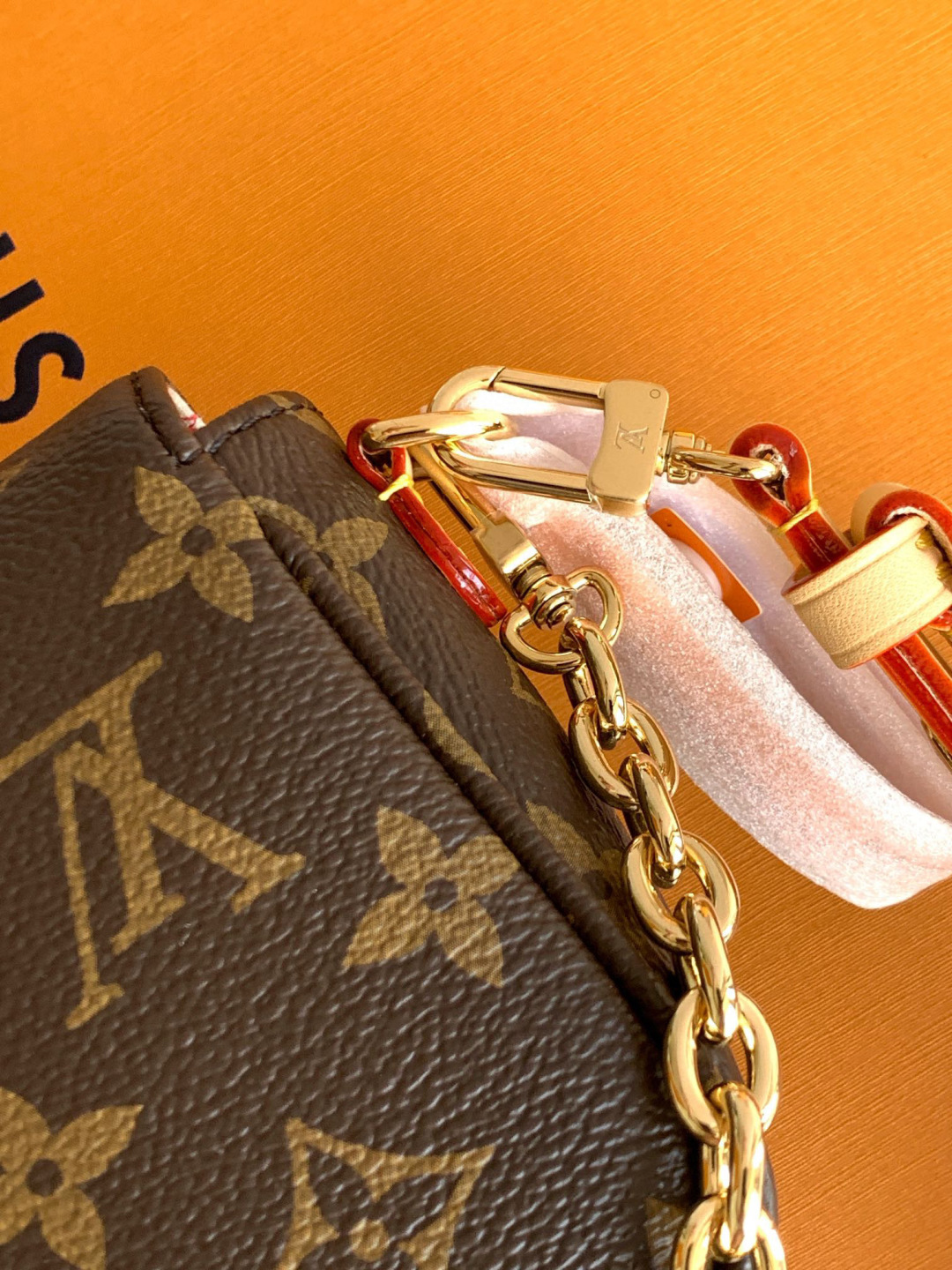Louis Vuitton M15148 ZP开发 全钢五金 采用进口树膏皮LV Travels With Grace Coddington 系列推出此款Wallet On Chain Ivy 手袋