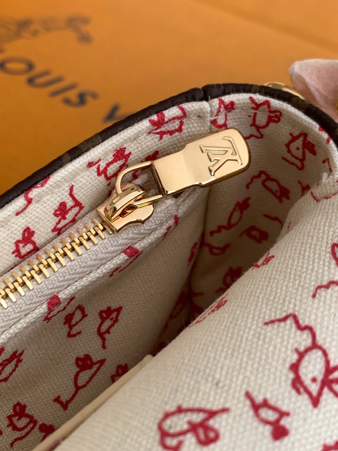 Louis Vuitton M15148 ZP开发 全钢五金 采用进口树膏皮LV Travels With Grace Coddington 系列推出此款Wallet On Chain Ivy 手袋