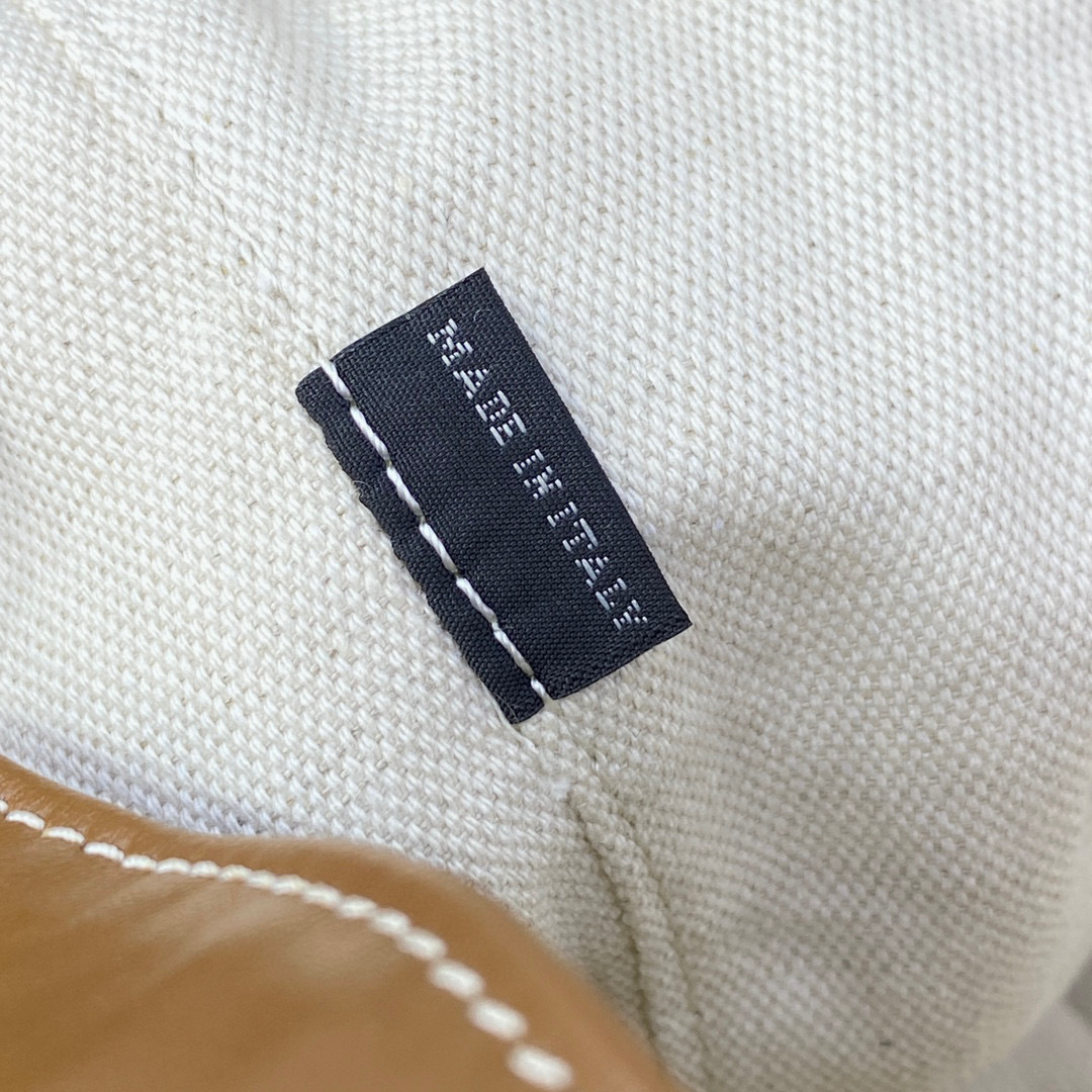 Miu Miu Miu家新品帆布公文包 与 的完全融合 下一个大 非它莫属 帆布面料搭配小牛皮 质感柔软且耐用