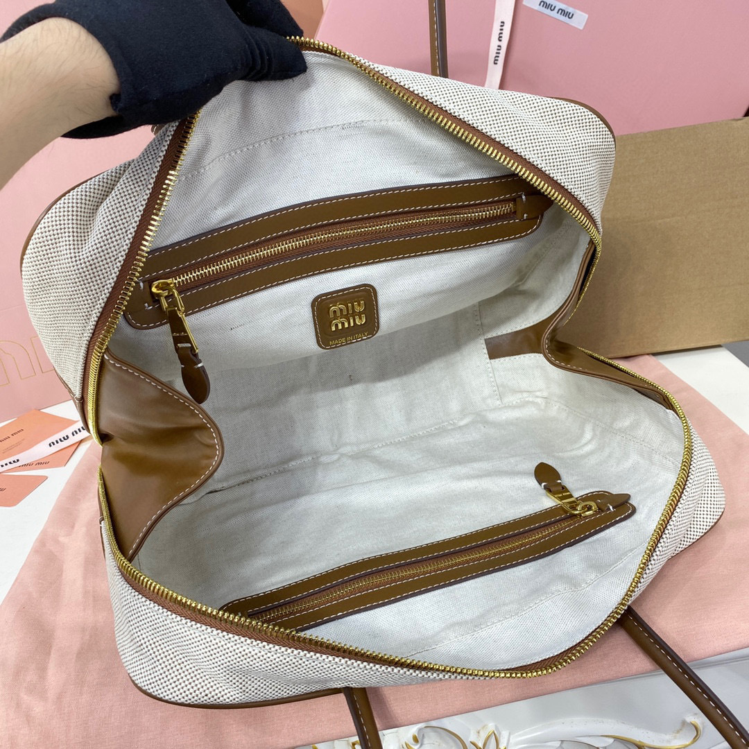 Miu Miu Miu家新品帆布公文包 与 的完全融合 下一个大 非它莫属 帆布面料搭配小牛皮 质感柔软且耐用