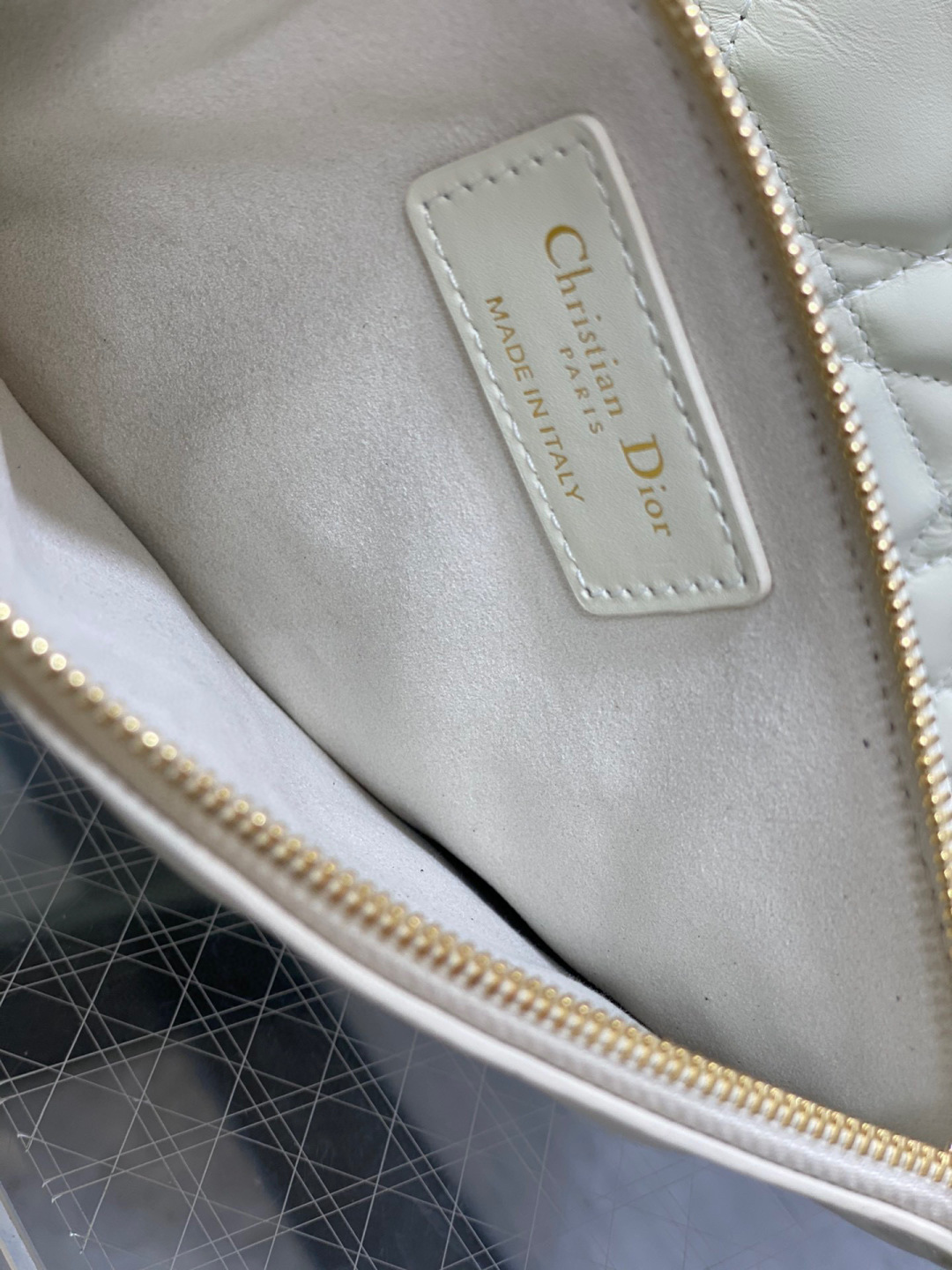 Dior 带着 Toujours 去旅行 超大菱格的设计 搭配 的字母配饰 摩登 感十足 包身结构十分柔软