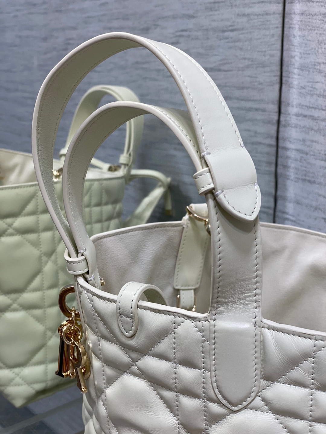 Dior 带着 Toujours 去旅行 超大菱格的设计 搭配 的字母配饰 摩登 感十足 包身结构十分柔软