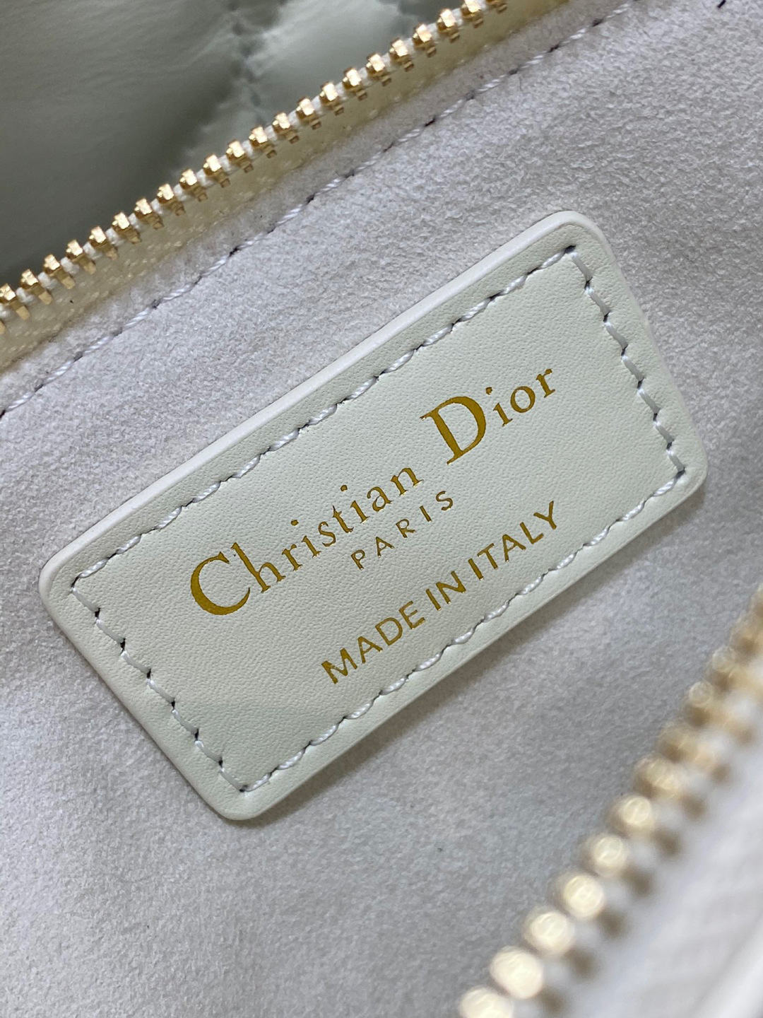 Dior 带着 Toujours 去旅行 超大菱格的设计 搭配 的字母配饰 摩登 感十足 包身结构十分柔软