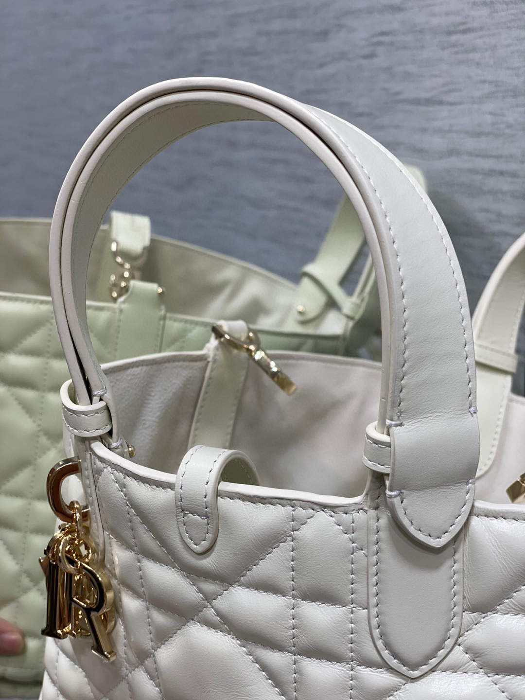 Dior 带着 Toujours 去旅行 超大菱格的设计 搭配 的字母配饰 摩登 感十足 包身结构十分柔软