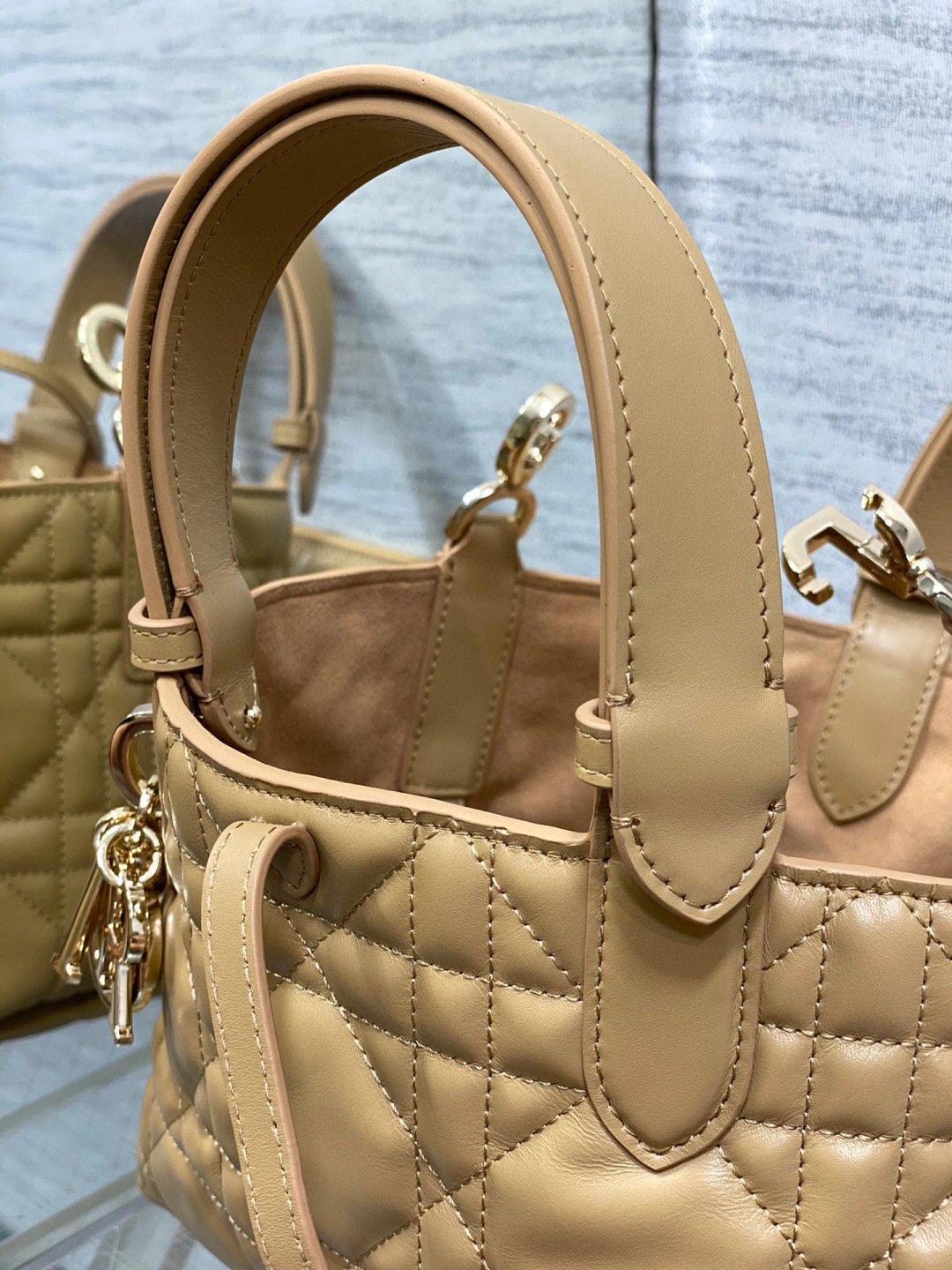 Dior 带着 Toujours 去旅行 超大菱格的设计 搭配 的字母配饰 摩登 感十足 包身结构十分柔软