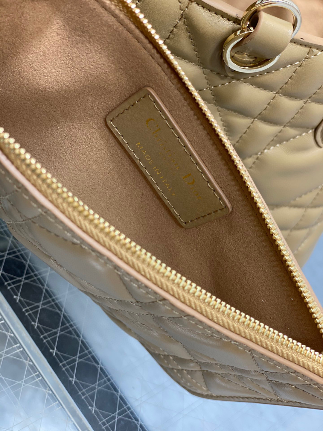 Dior 带着 Toujours 去旅行 超大菱格的设计 搭配 的字母配饰 摩登 感十足 包身结构十分柔软