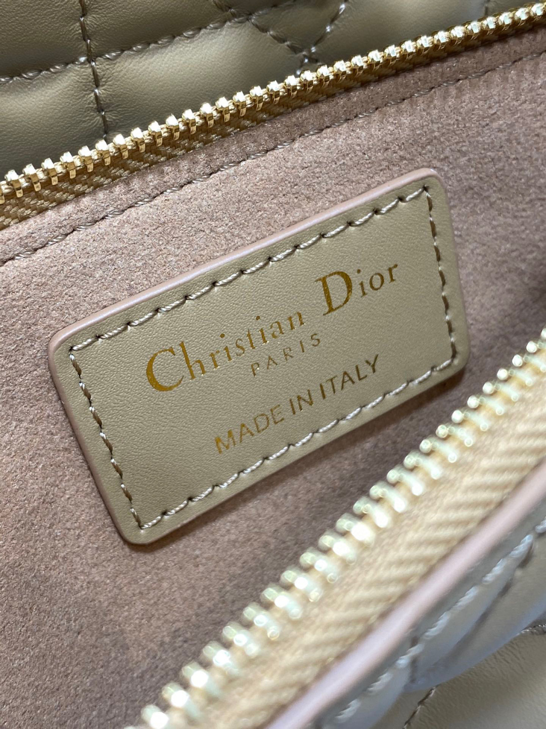 Dior 带着 Toujours 去旅行 超大菱格的设计 搭配 的字母配饰 摩登 感十足 包身结构十分柔软