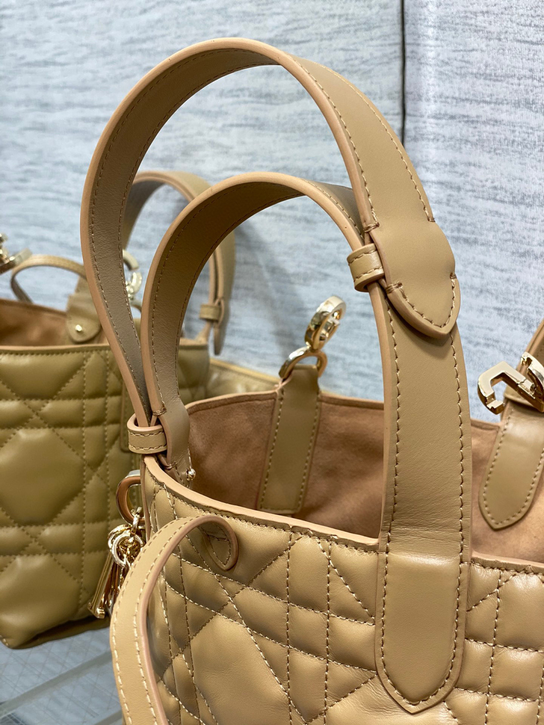 Dior 带着 Toujours 去旅行 超大菱格的设计 搭配 的字母配饰 摩登 感十足 包身结构十分柔软