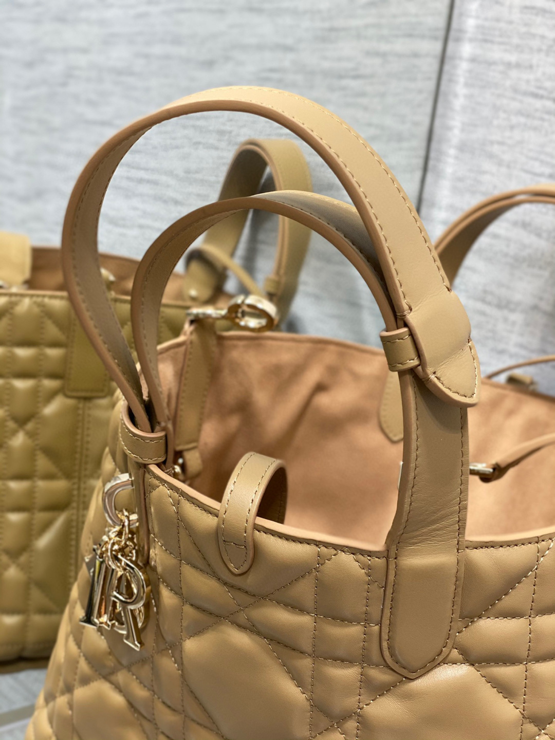 Dior 带着 Toujours 去旅行 超大菱格的设计 搭配 的字母配饰 摩登 感十足 包身结构十分柔软