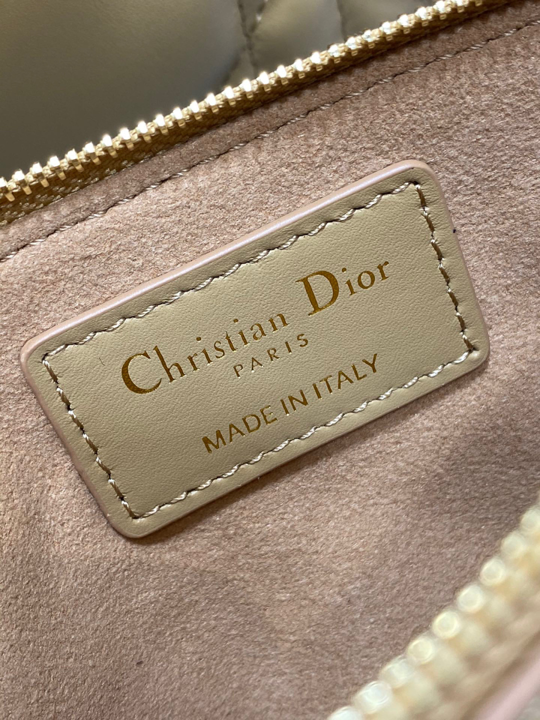 Dior 带着 Toujours 去旅行 超大菱格的设计 搭配 的字母配饰 摩登 感十足 包身结构十分柔软