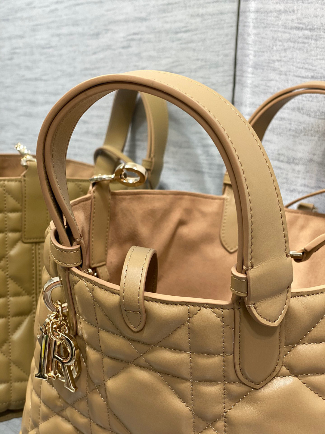 Dior 带着 Toujours 去旅行 超大菱格的设计 搭配 的字母配饰 摩登 感十足 包身结构十分柔软