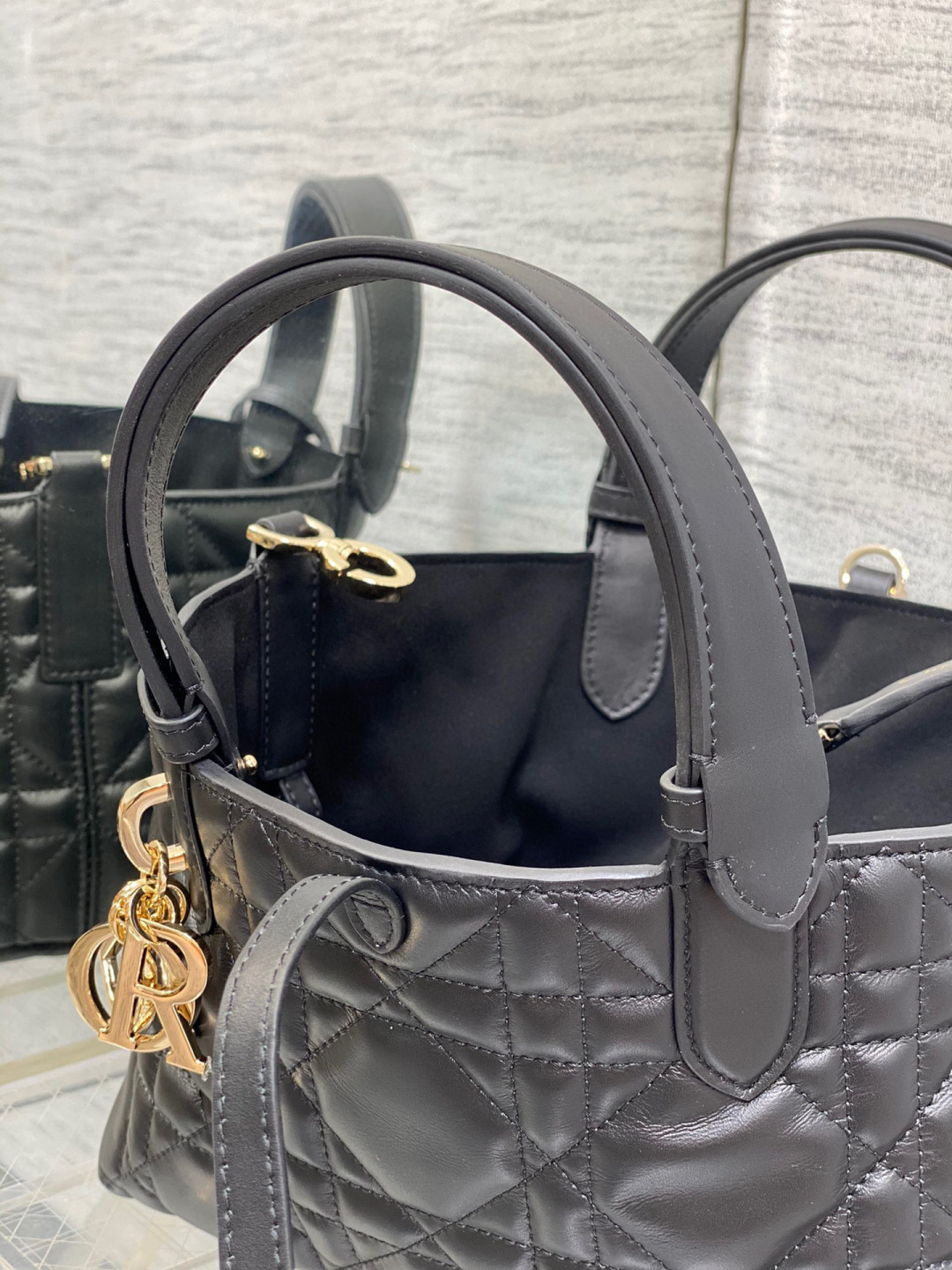 Dior 带着 Toujours 去旅行 超大菱格的设计 搭配 的字母配饰 摩登 感十足 包身结构十分柔软