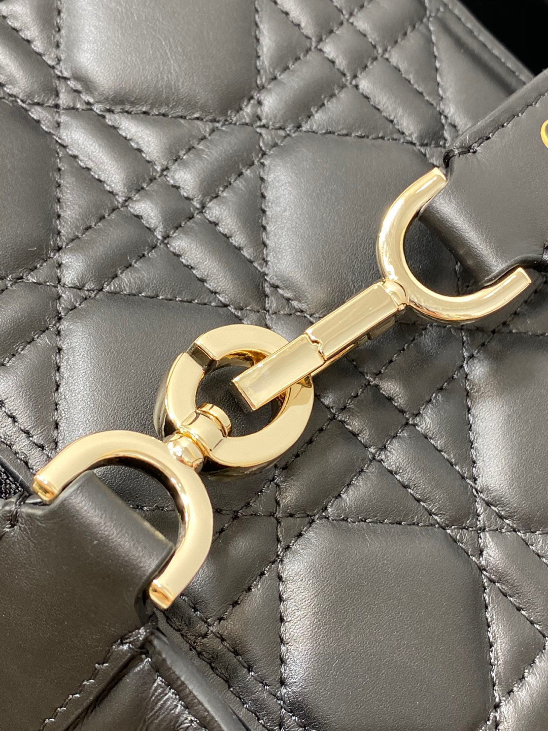 Dior 带着 Toujours 去旅行 超大菱格的设计 搭配 的字母配饰 摩登 感十足 包身结构十分柔软