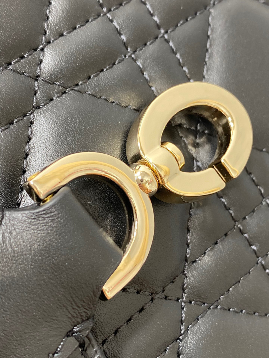 Dior 带着 Toujours 去旅行 超大菱格的设计 搭配 的字母配饰 摩登 感十足 包身结构十分柔软