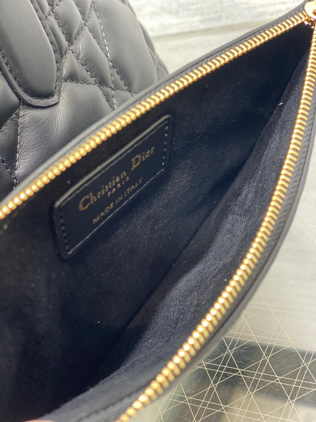 Dior 带着 Toujours 去旅行 超大菱格的设计 搭配 的字母配饰 摩登 感十足 包身结构十分柔软